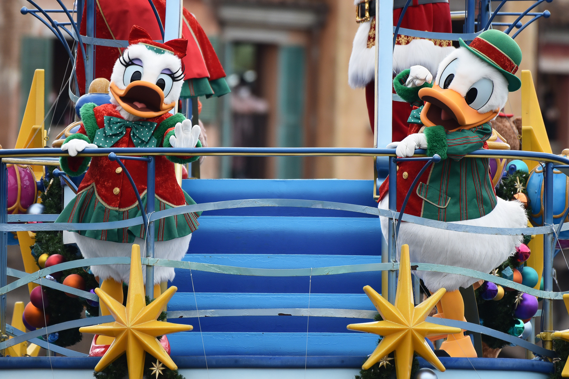 デイジーダックとドナルドダックもクリスマスカラーのコスチューム