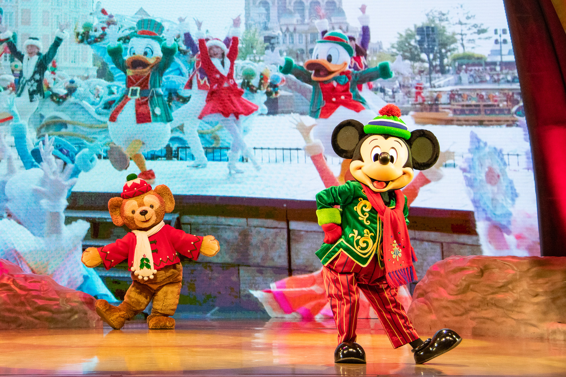 歴代のショーの衣装をまとったディズニーの仲間たちに会うことができます（画像提供：オリエンタルランド）