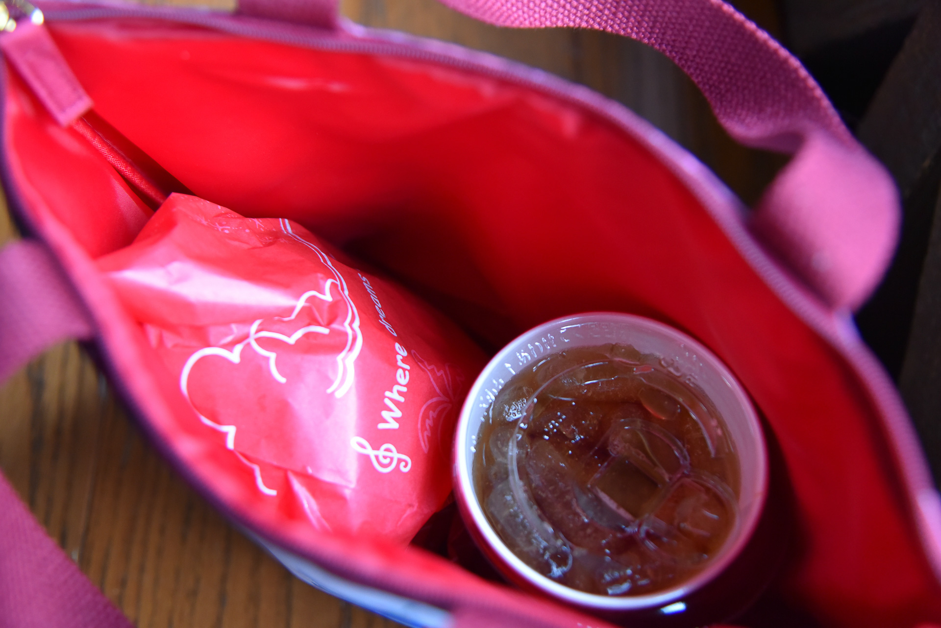 サイズは定番サイズ。メニューがぴったりと入ります