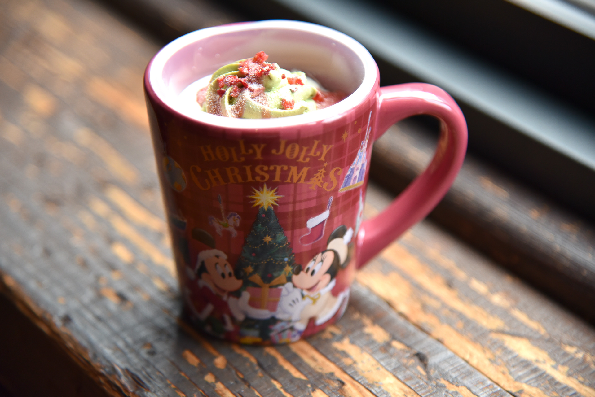 見た目はまさにツリー。「ピスタチオクリーム＆プリン、スーベニアカップ付き」