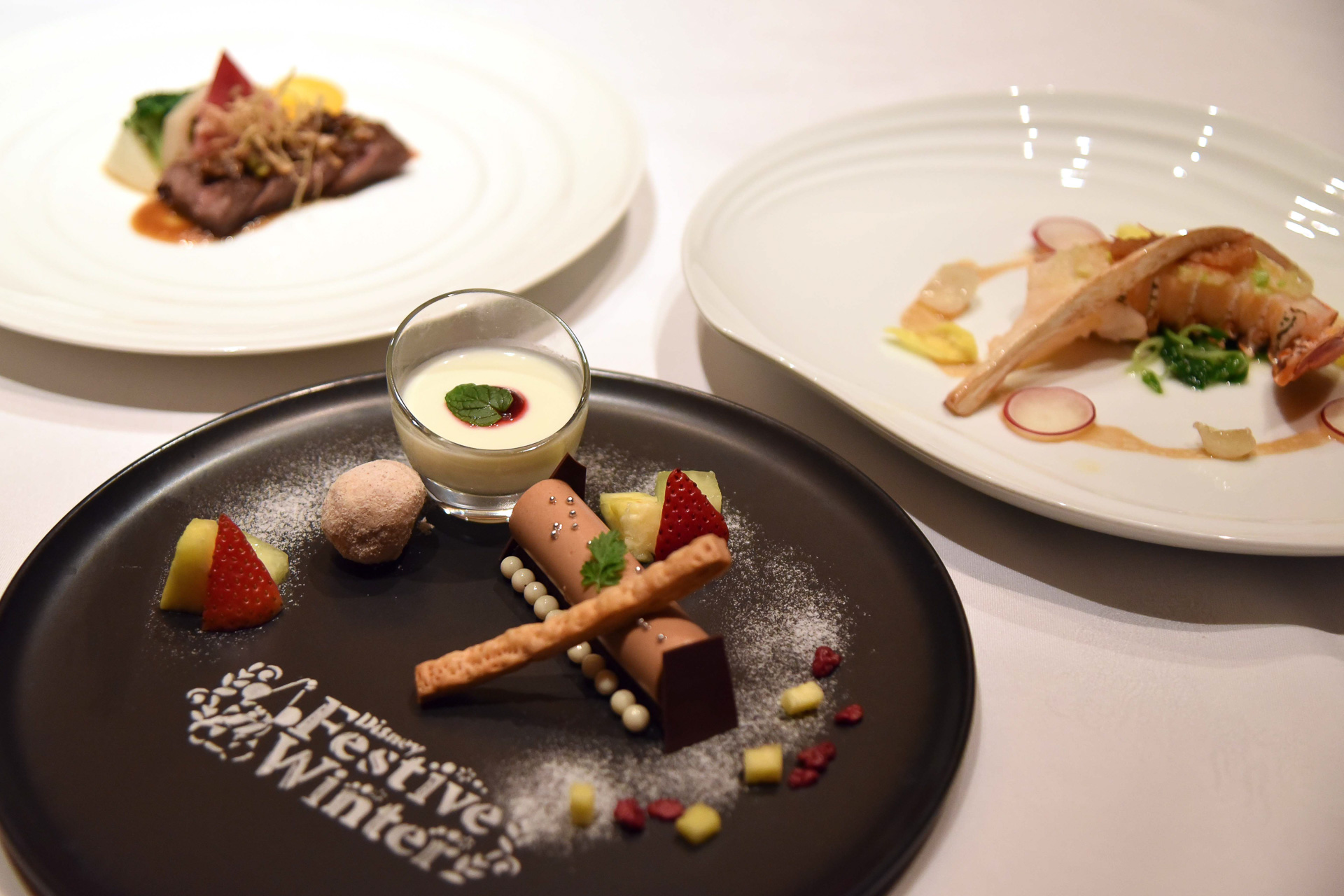 「“ディズニー・クリスマス”スペシャルディナー エメラルド・ギフト」は、まさにギフトのように一皿ごとに幸せと美味しいが運ばれてきます