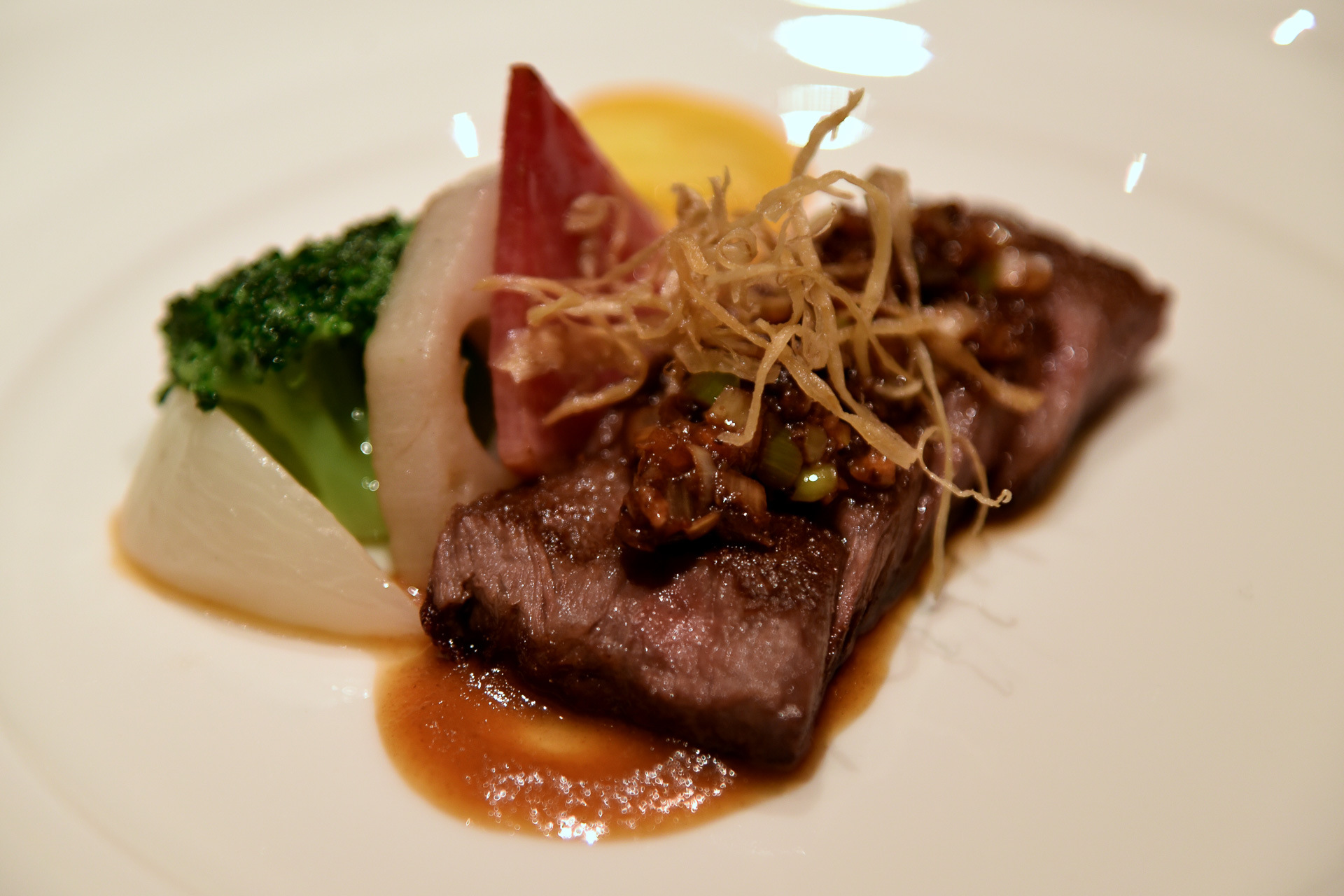 「サーロインステーキ トウチーソースとゴボウピュレ」はコクのあるソースと絡めることで美味しさがさらにアップ