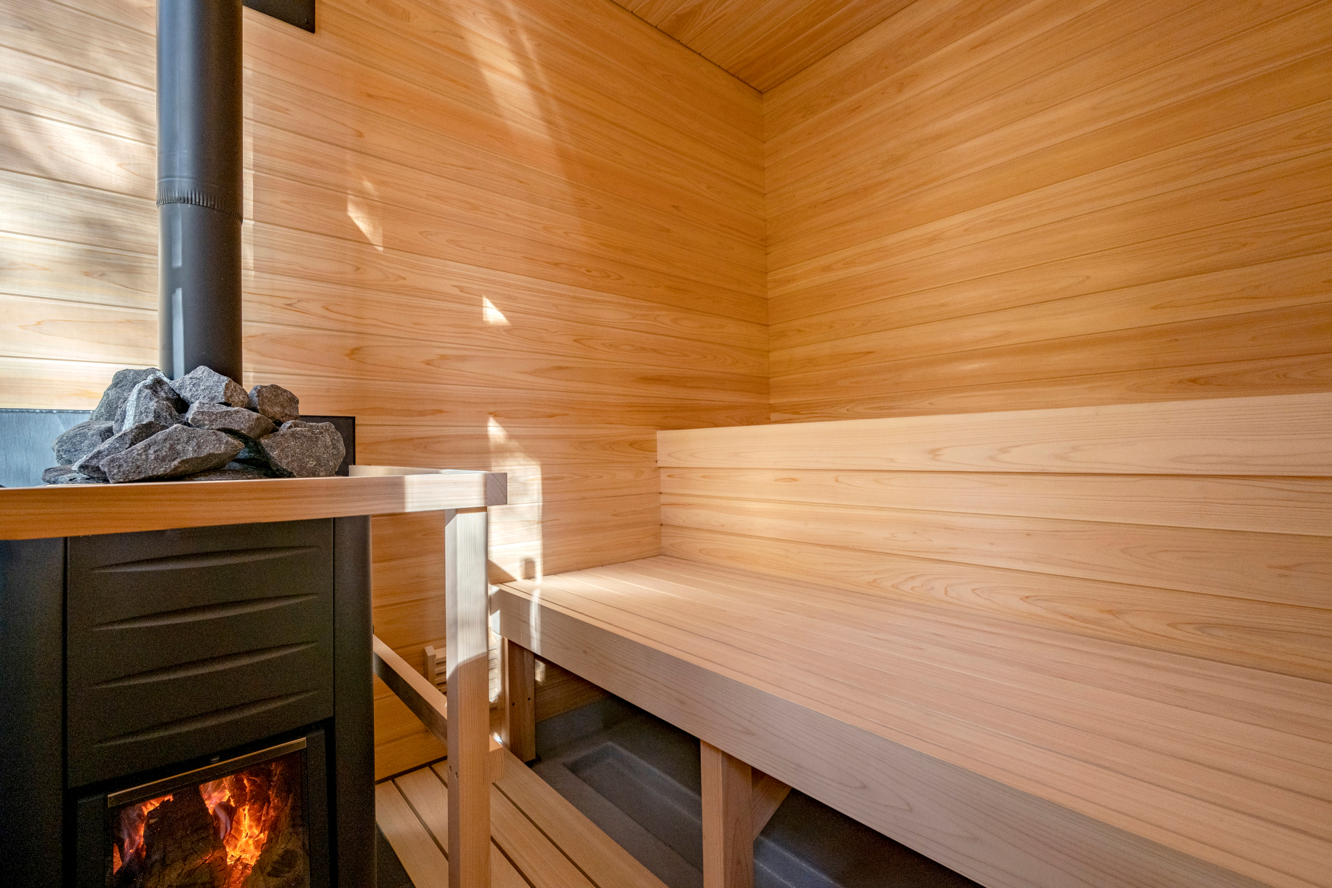 グランドスイートの「AWASEサイト」（2名13万438円〜）は、和と洋が融合したタイプのセカンドクラス。薪式オーブン付きアウトドアキッチンデッキも備えている