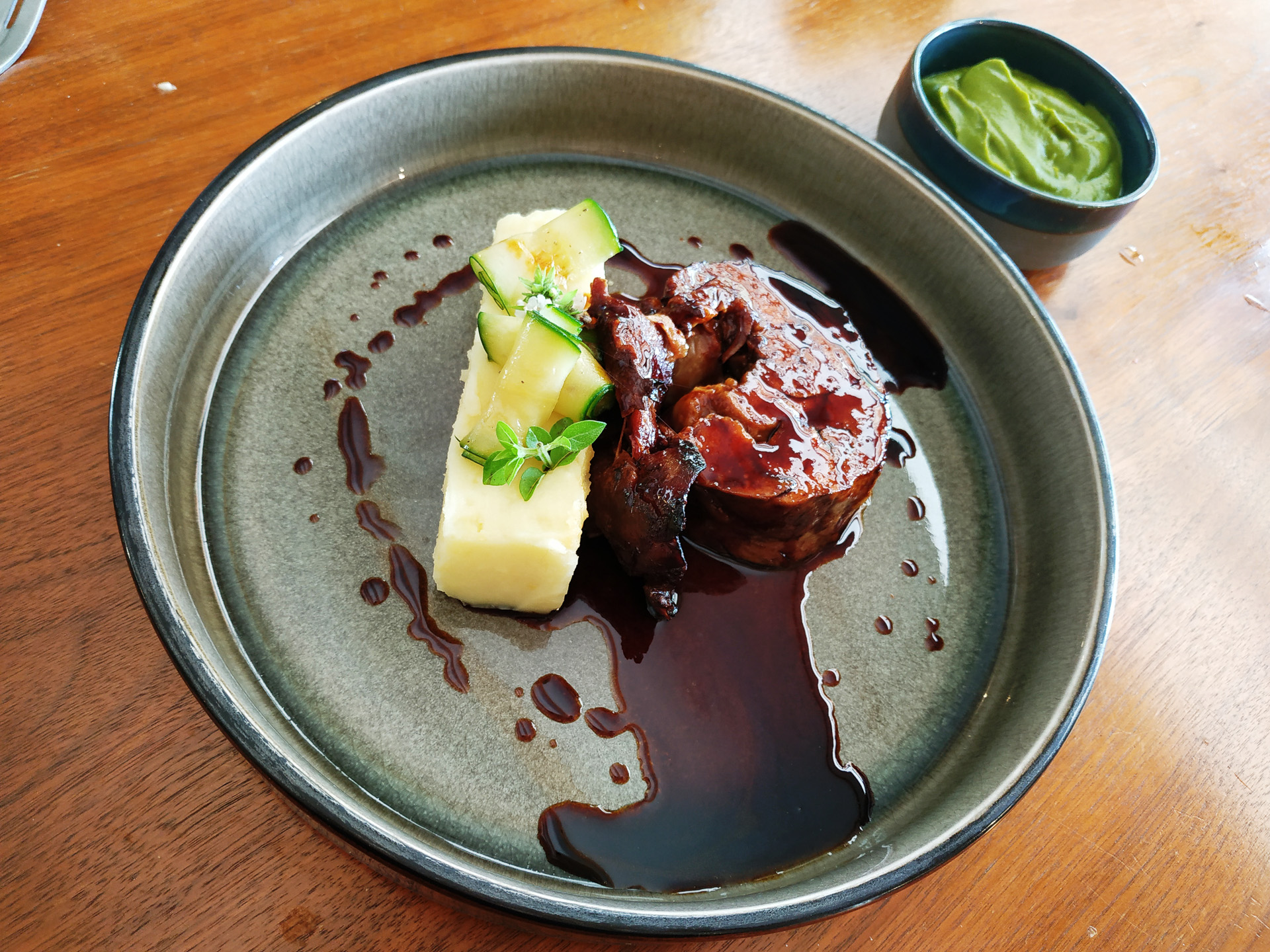 村外れのホテルレストランでゆったりランチ