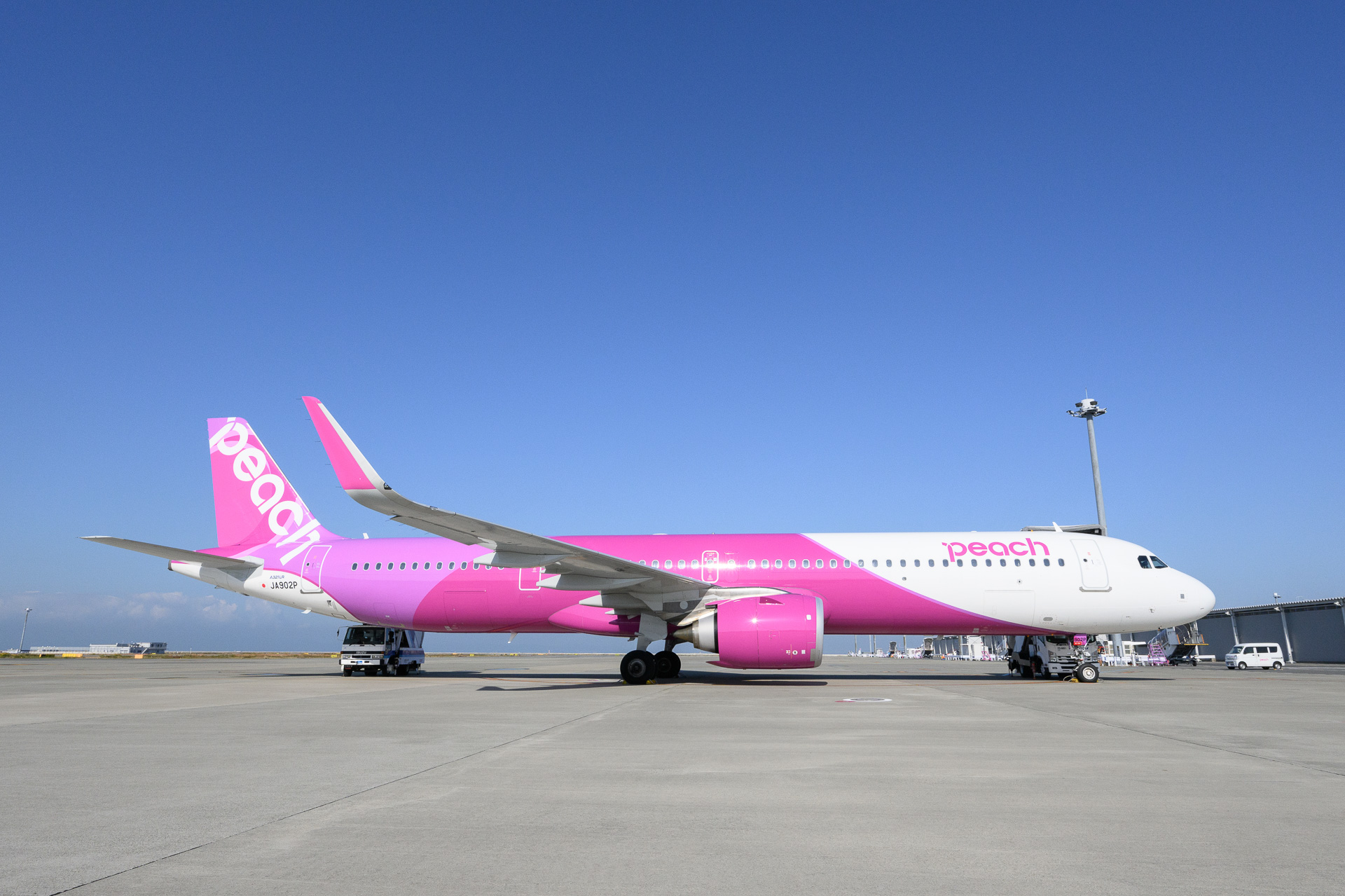 2021年12月19日に日本へ到着したピーチのエアバス A321LR導入初号機（JA902P）