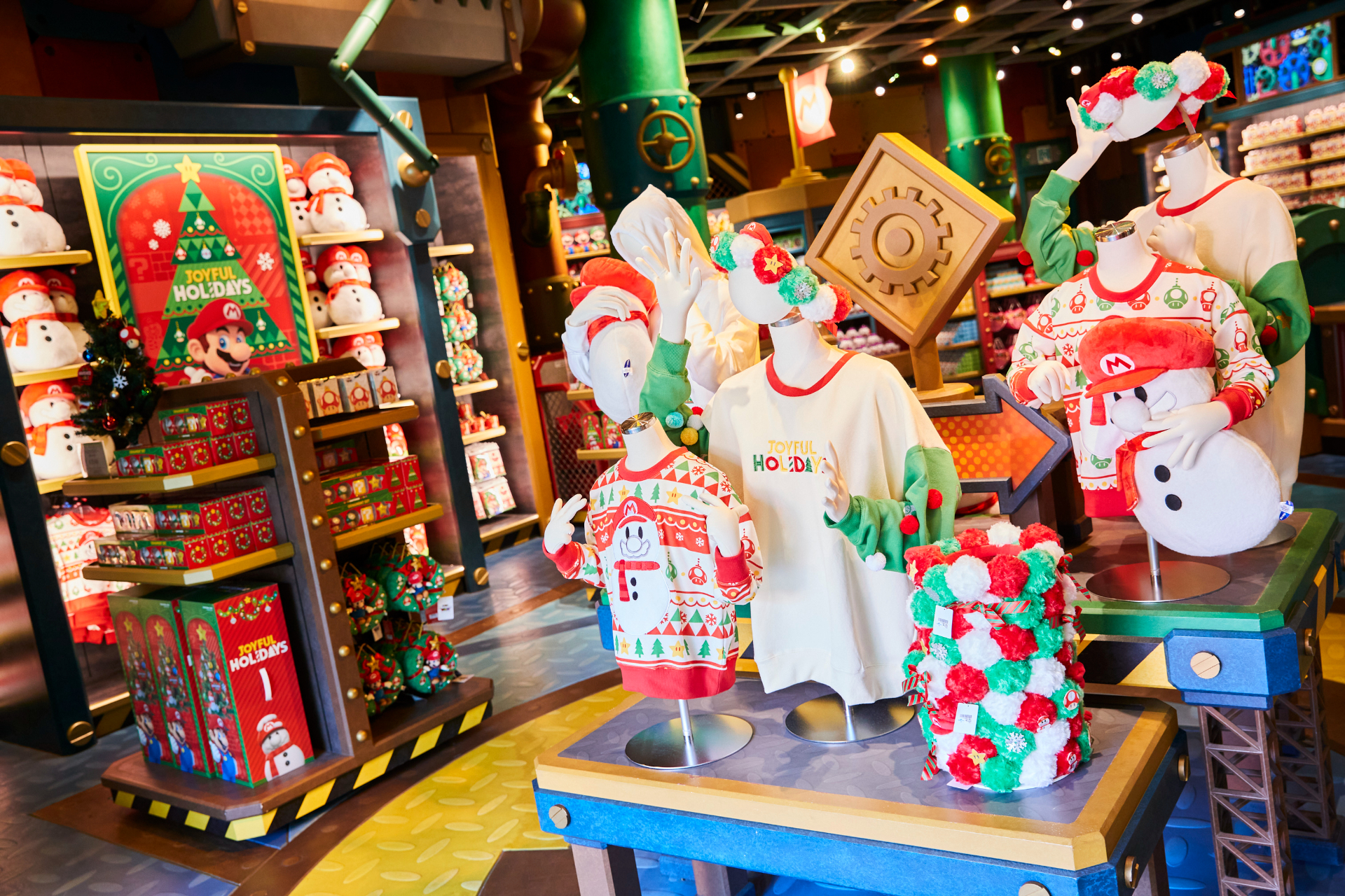 スウェットやぬいぐるみリース、クッションなど冬限定のグッズを販売