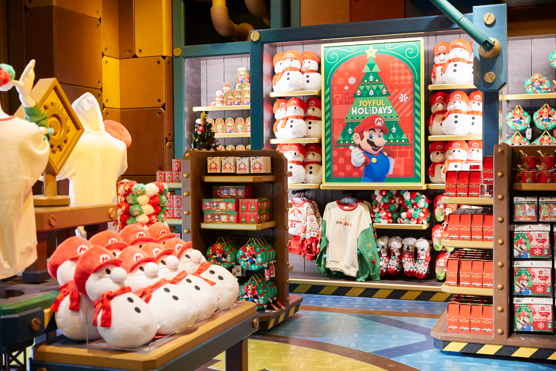 スウェットやぬいぐるみリース、クッションなど冬限定のグッズを販売