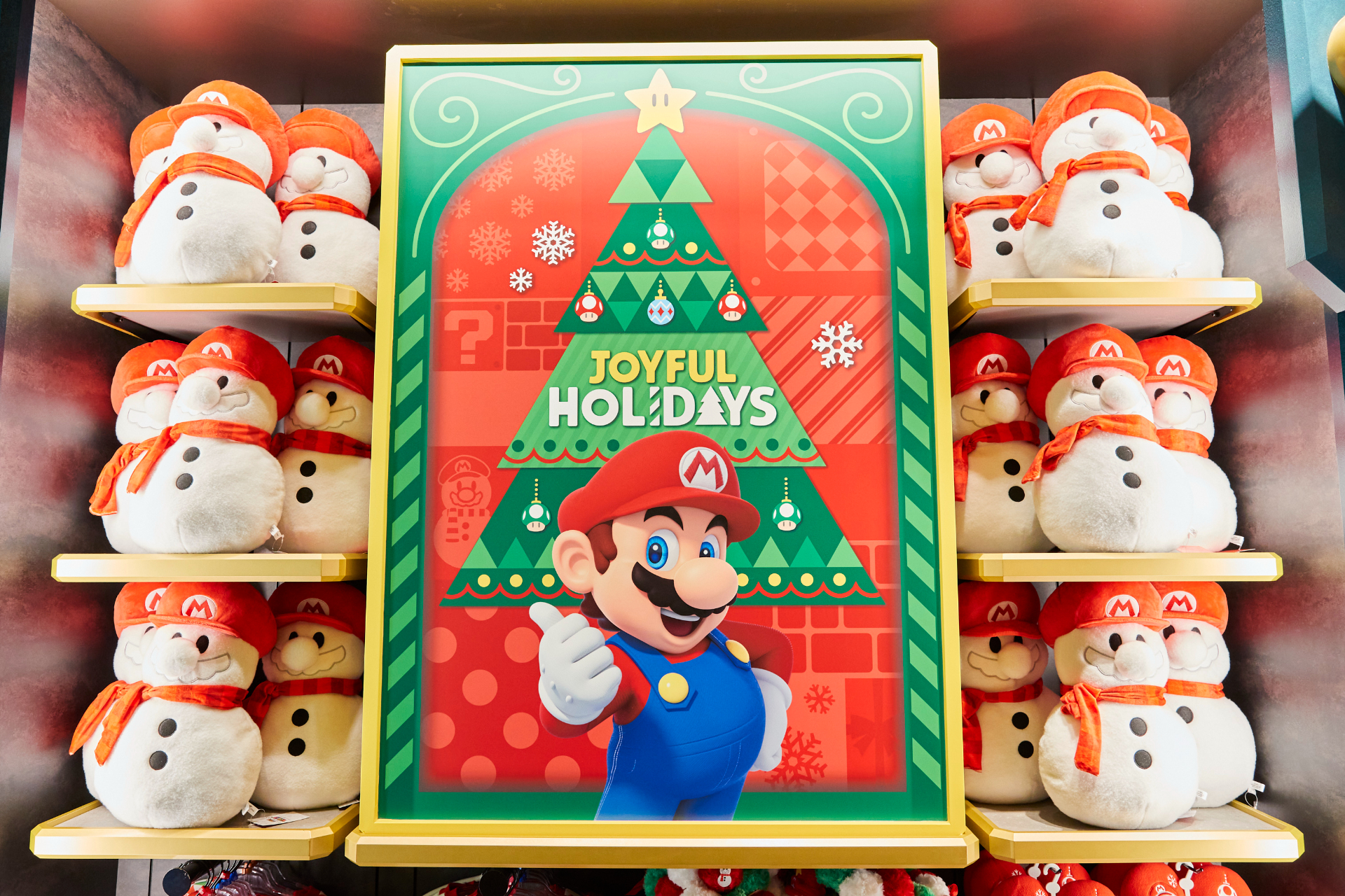 スウェットやぬいぐるみリース、クッションなど冬限定のグッズを販売