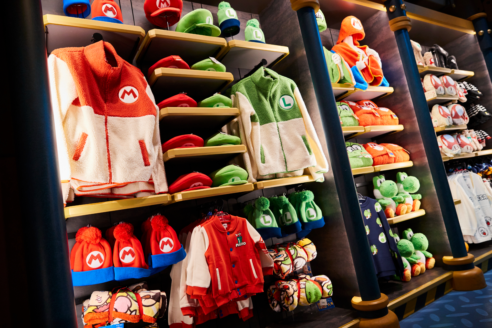 スウェットやぬいぐるみリース、クッションなど冬限定のグッズを販売