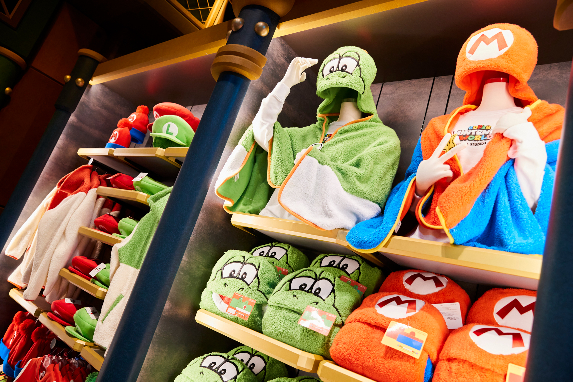 スウェットやぬいぐるみリース、クッションなど冬限定のグッズを販売