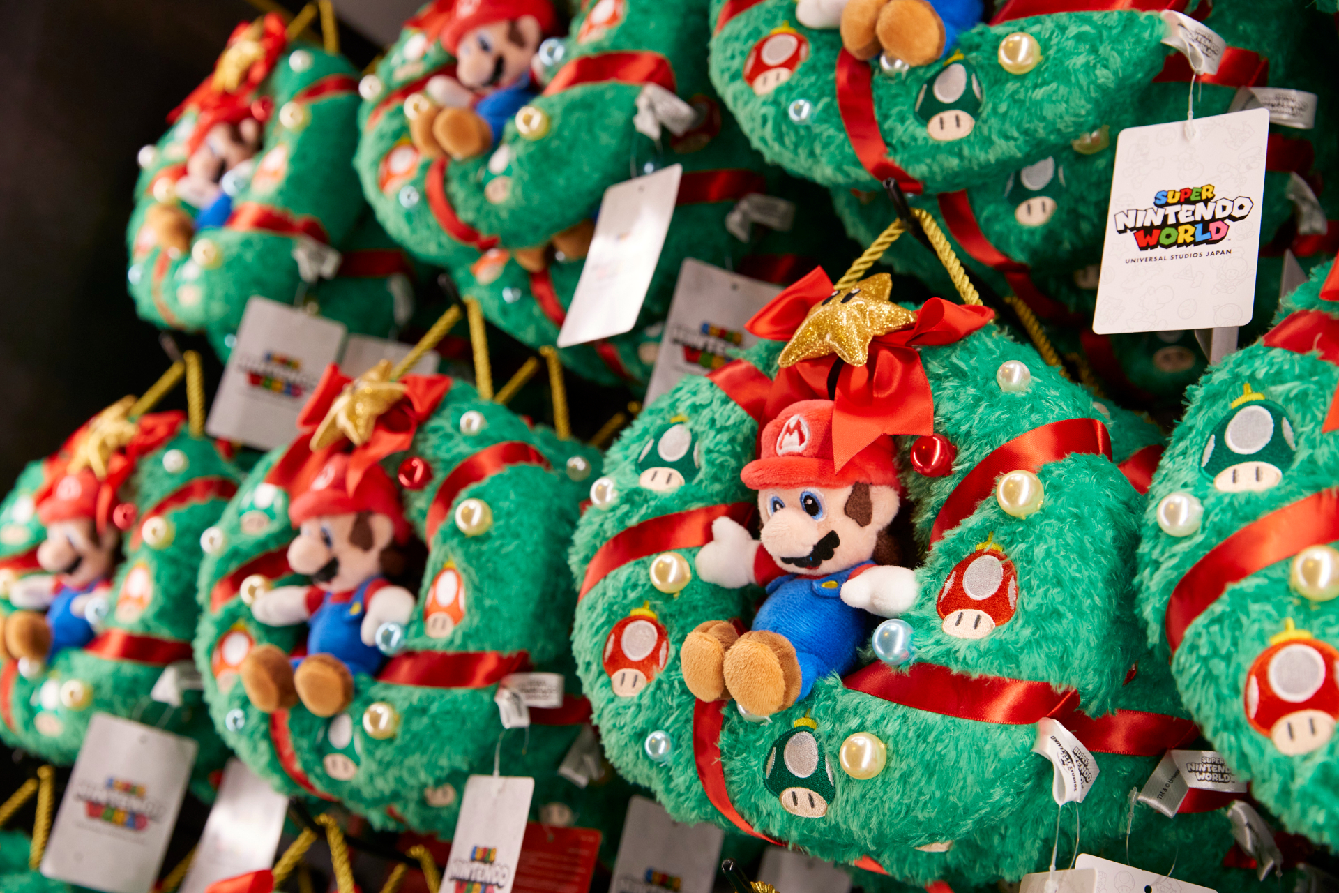 スウェットやぬいぐるみリース、クッションなど冬限定のグッズを販売