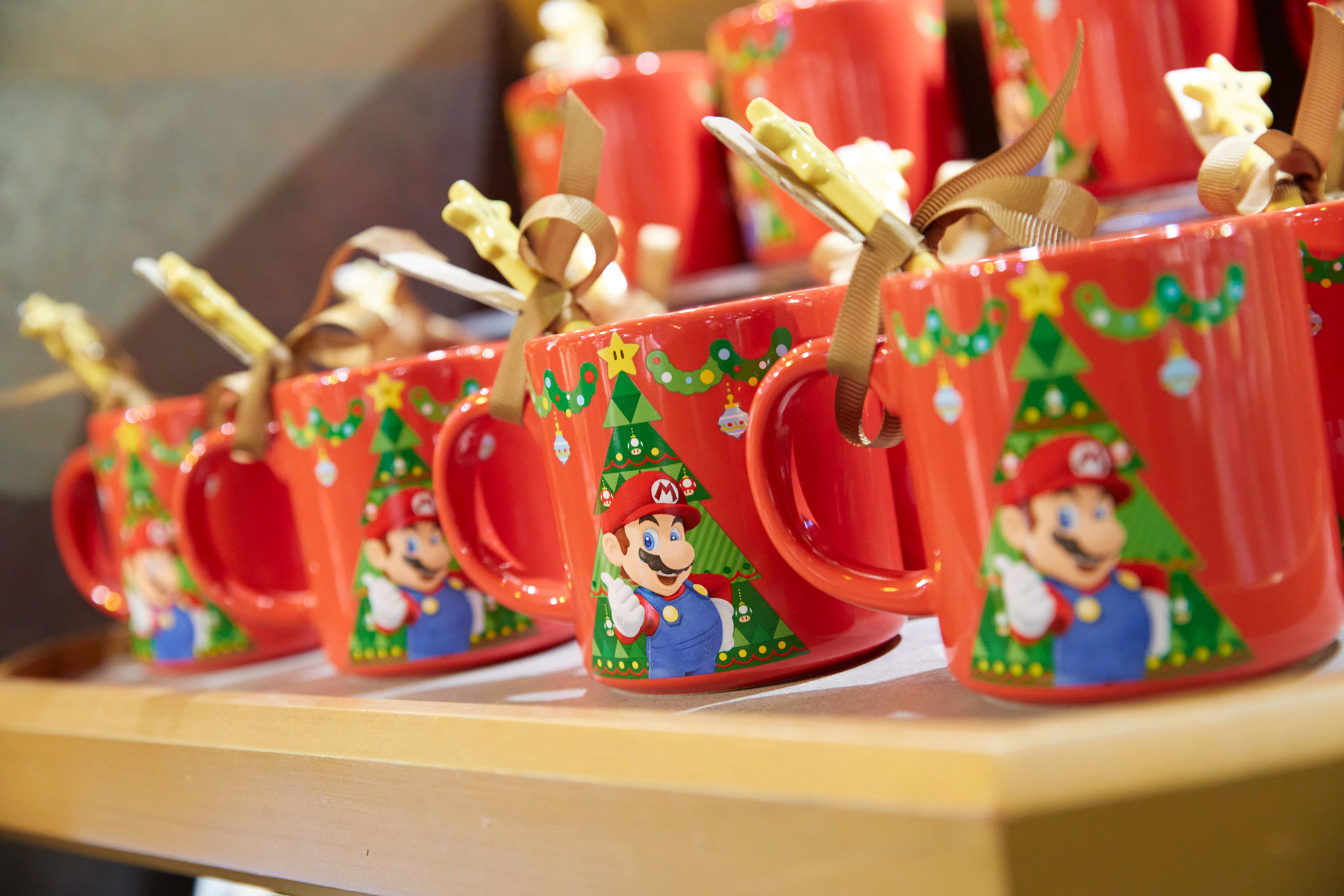 スウェットやぬいぐるみリース、クッションなど冬限定のグッズを販売