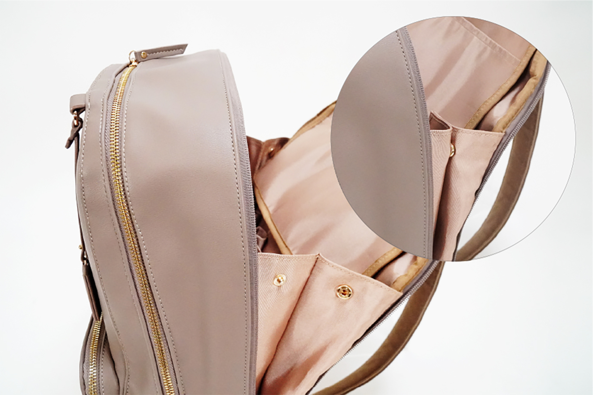 開口部の開き具合をホックで調節