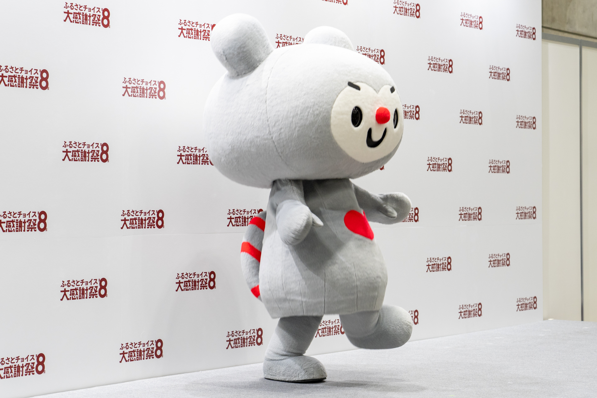 ステージプログラムでは公式ソング＆ダンスを披露し大盛り上がり