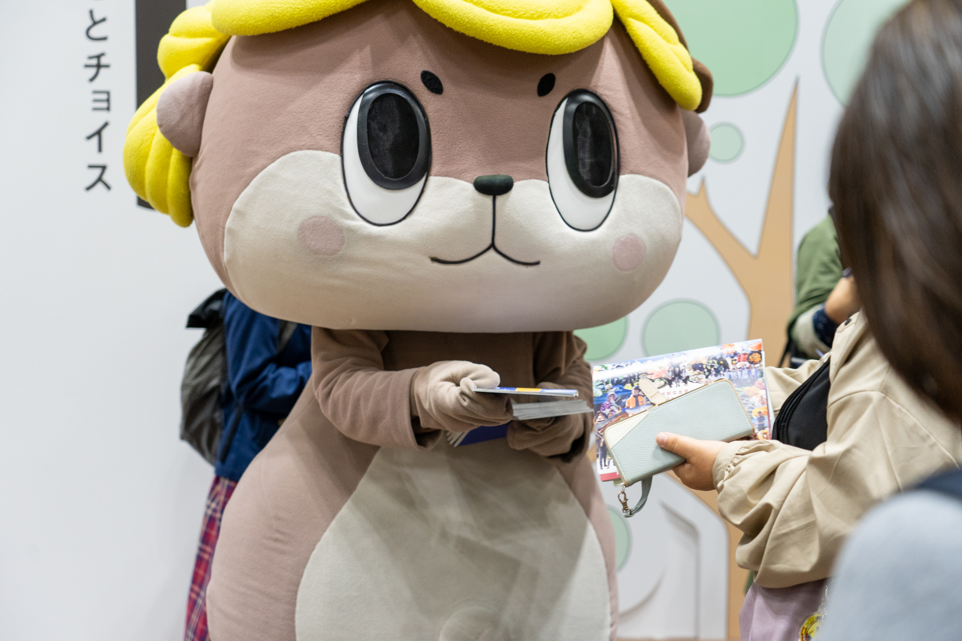 来場者にふるさとチョイスの冊子を配るお手伝い