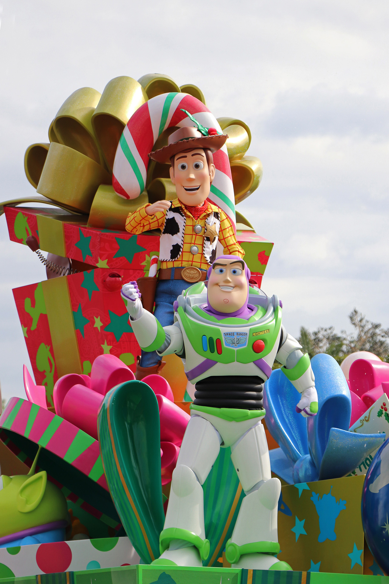 ウッディとバズ・ライトイヤー、ジェシーがフロートに。クリスマスにほしいプレゼントや、クリスマスパーティで主役が誰かを競い合う