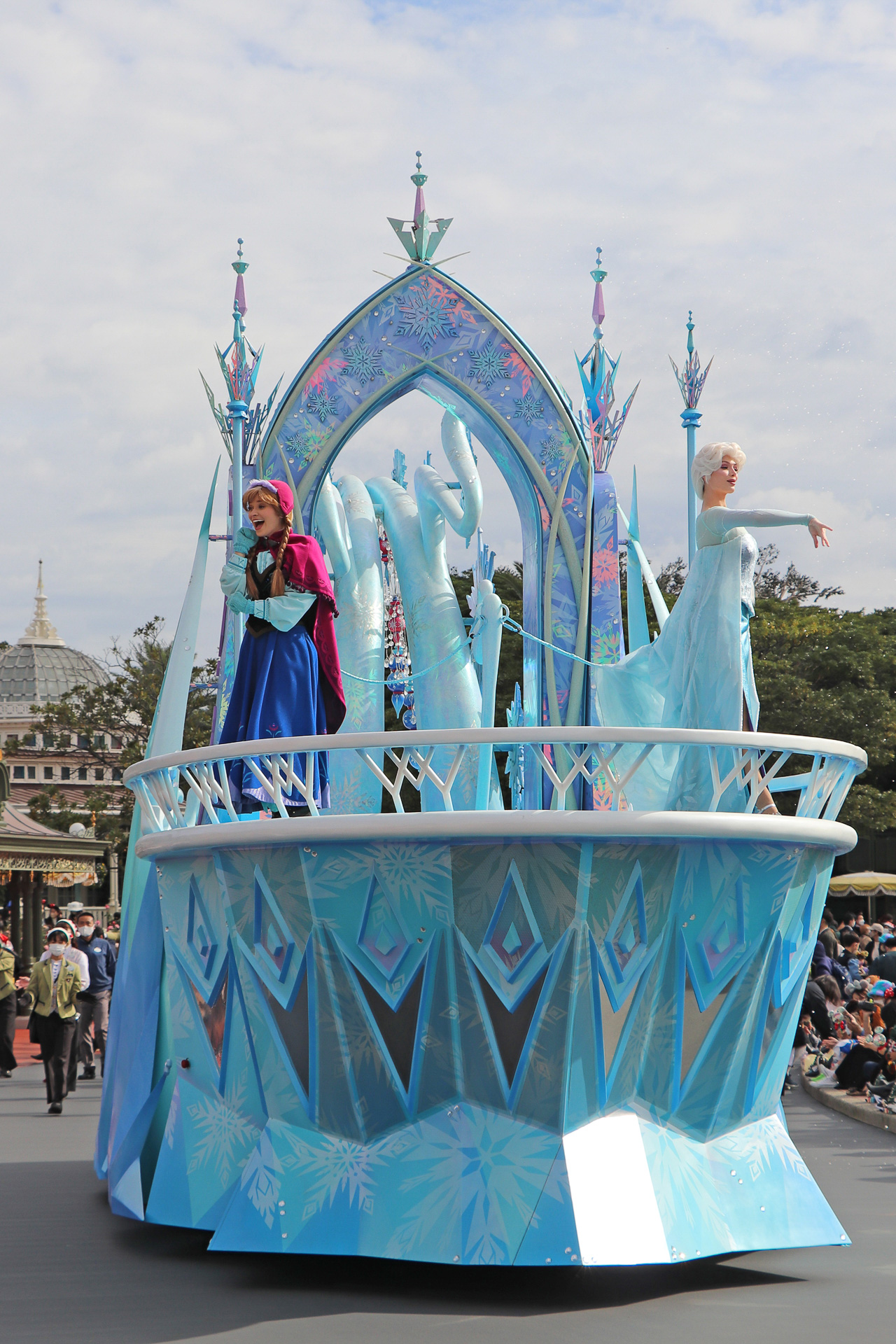 第7話「アナとエルサの雪と氷の世界」のフロートにはアナ、エルサ、オラフが登場