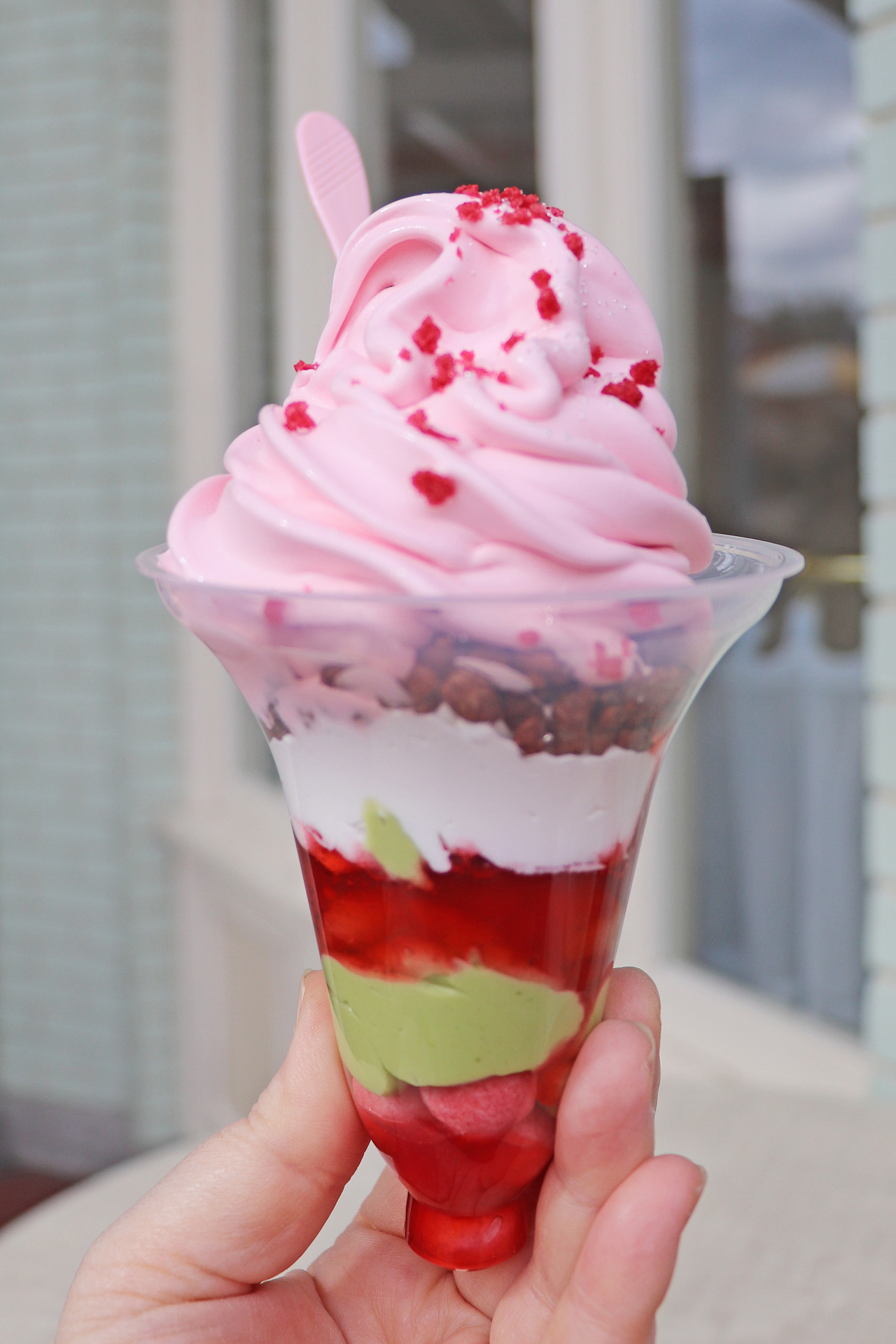 アイスクリームコーンで販売されてる「ピスタチオクリーム＆ストロベリーサンデー」（780円）。カラフルで映える1品！