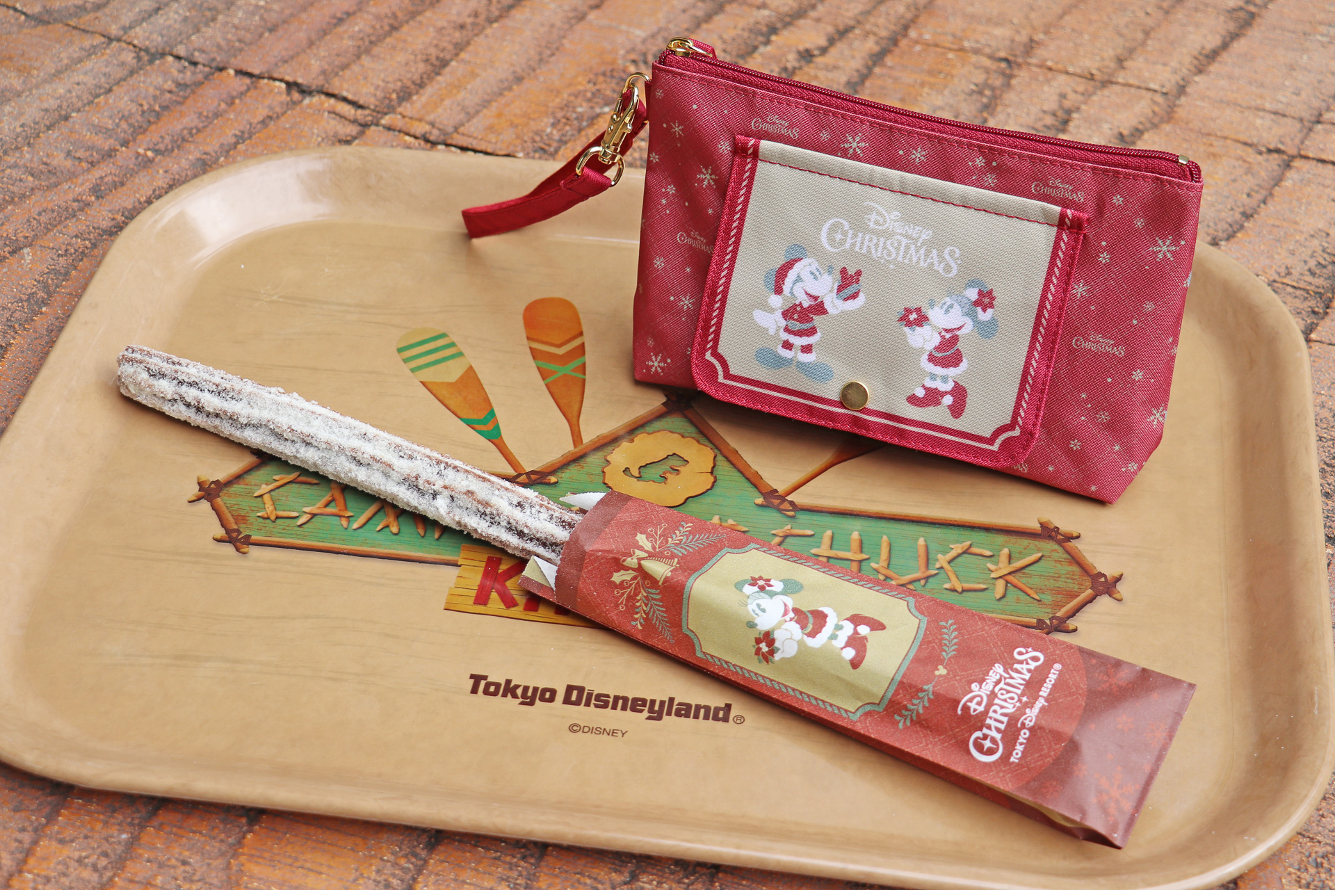 「チョコレートチュロス」（1本500円）と、「スーベニアおてふきキャリー」（＋900円）