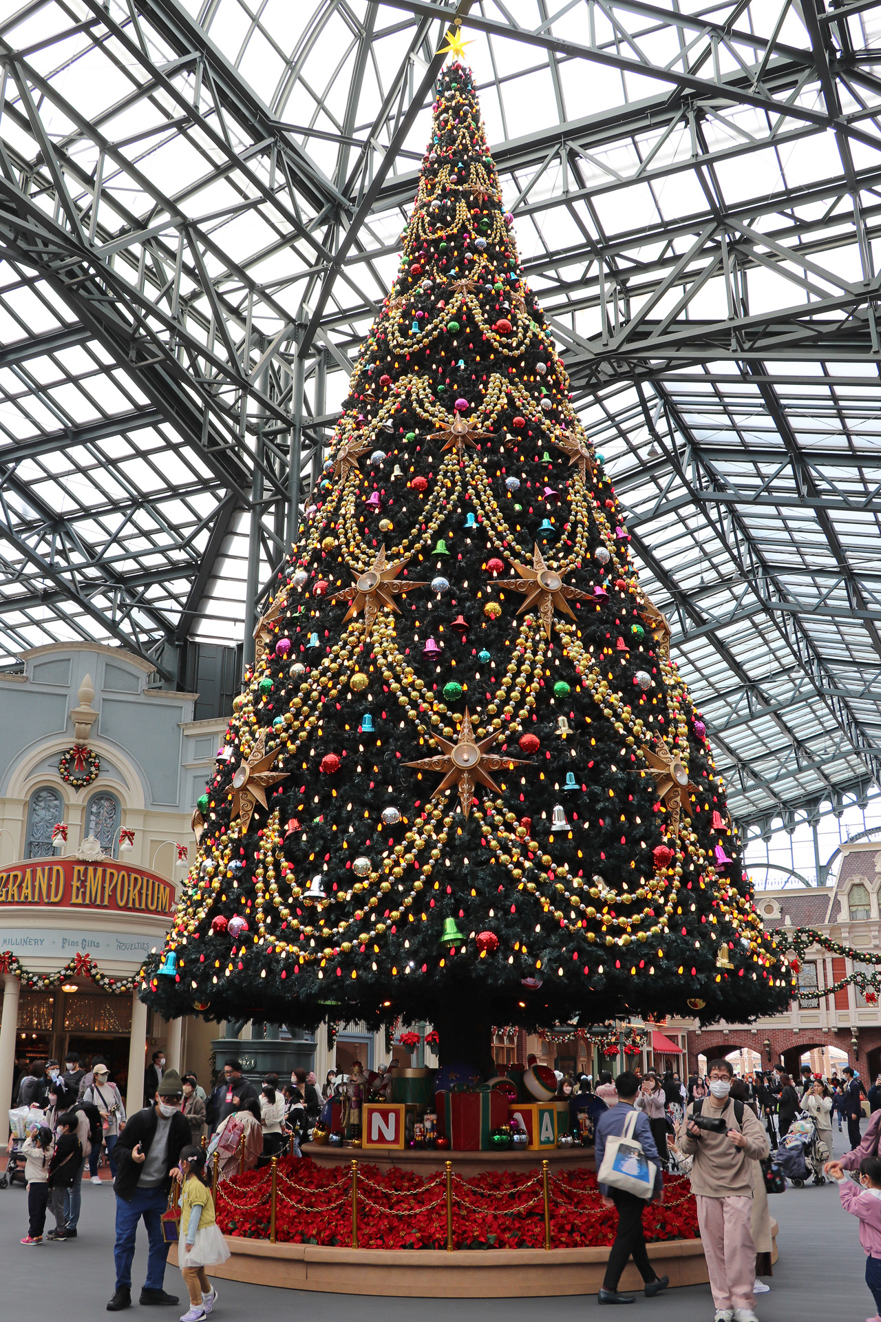 15mの巨大ツリーはやっぱり見事！　足元の飾りもチェック！