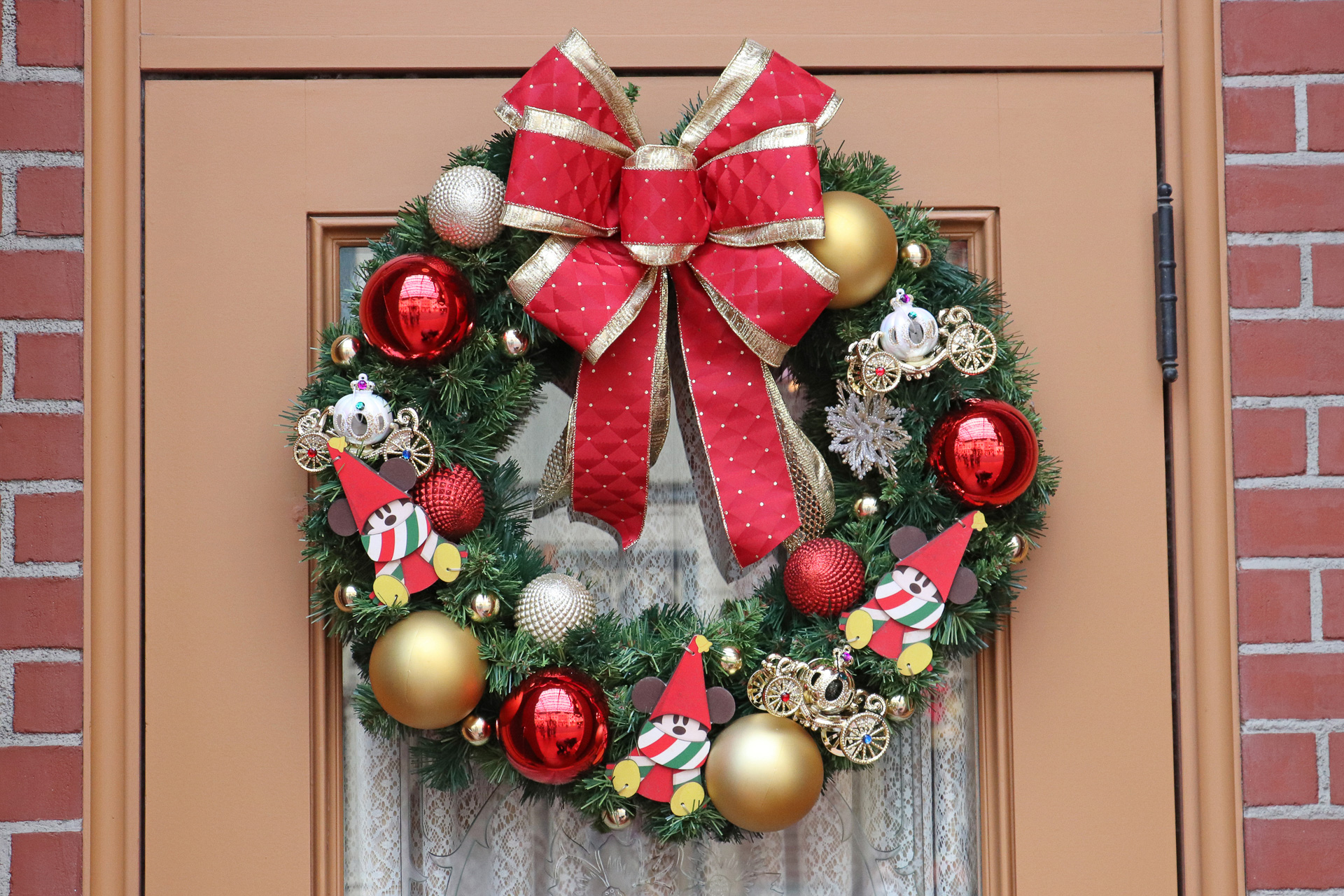 グランドエンポーリアムの扉に飾られたクリスマスリースにリルリンリン発見！