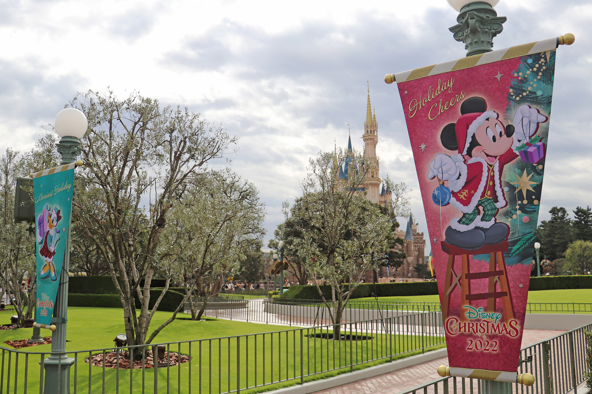 パーク内は「ディズニー・クリスマス」のフラッグでクリスマスの雰囲気がアップ