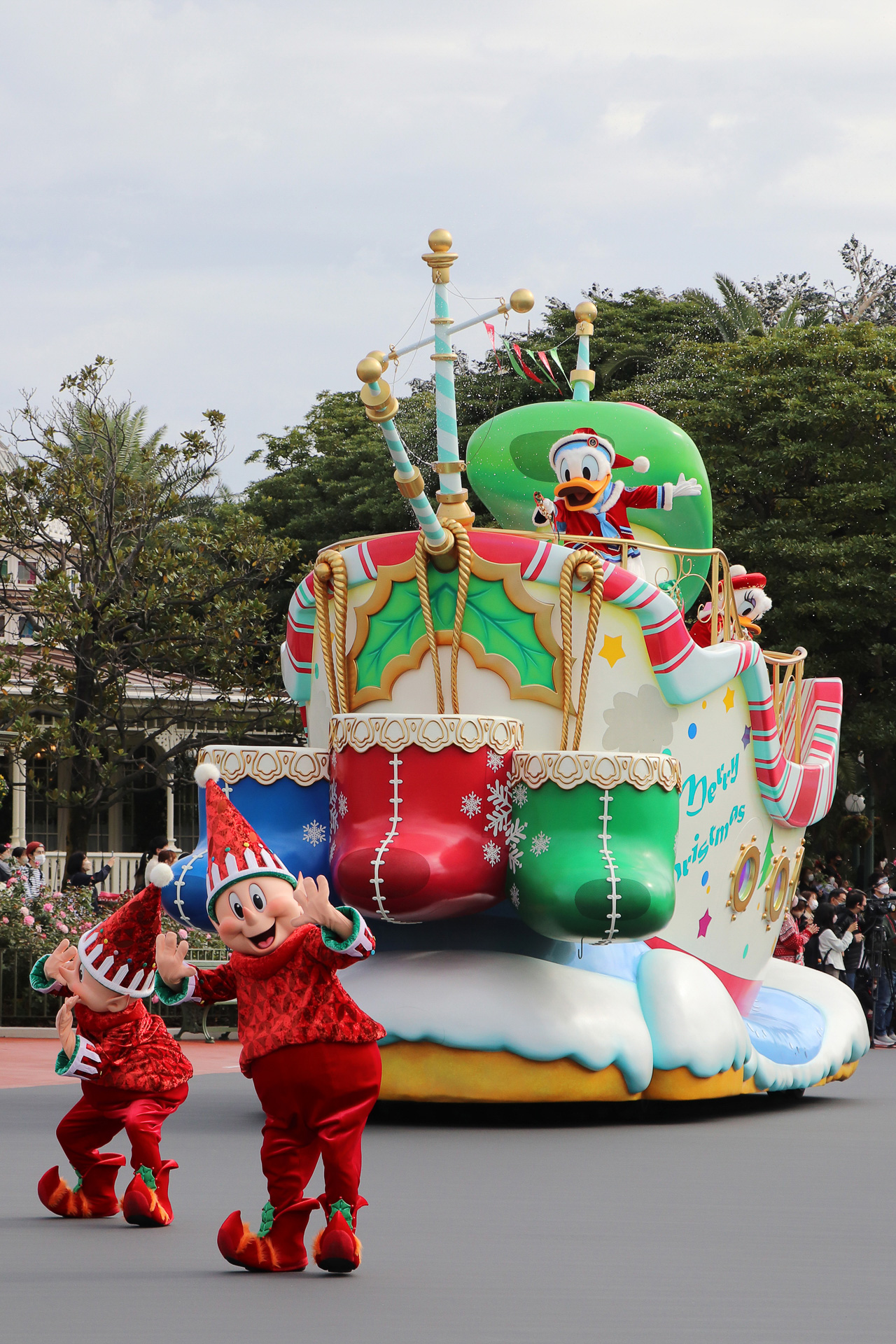 第1話「コミカルでにぎやかなドナルドファミリーのクリスマス」のフロート。エルフも復活！