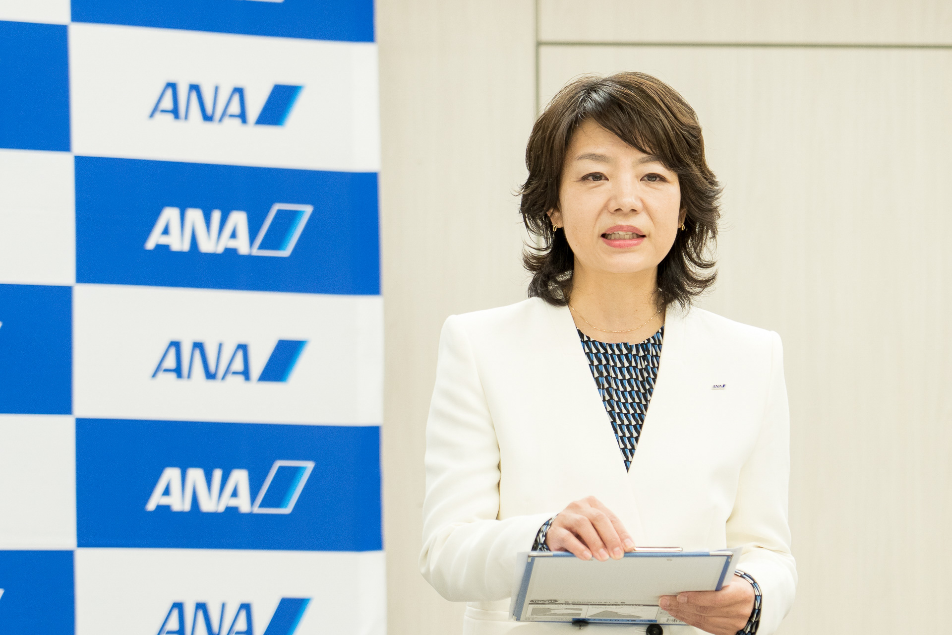 「四季の彩りを五感で楽しむこだわりをシェフの思いとともにお届けします」と新コンセプトの国内線プレミアムクラス機内食を紹介した全日本空輸株式会社 取締役執行役員 矢澤潤子氏