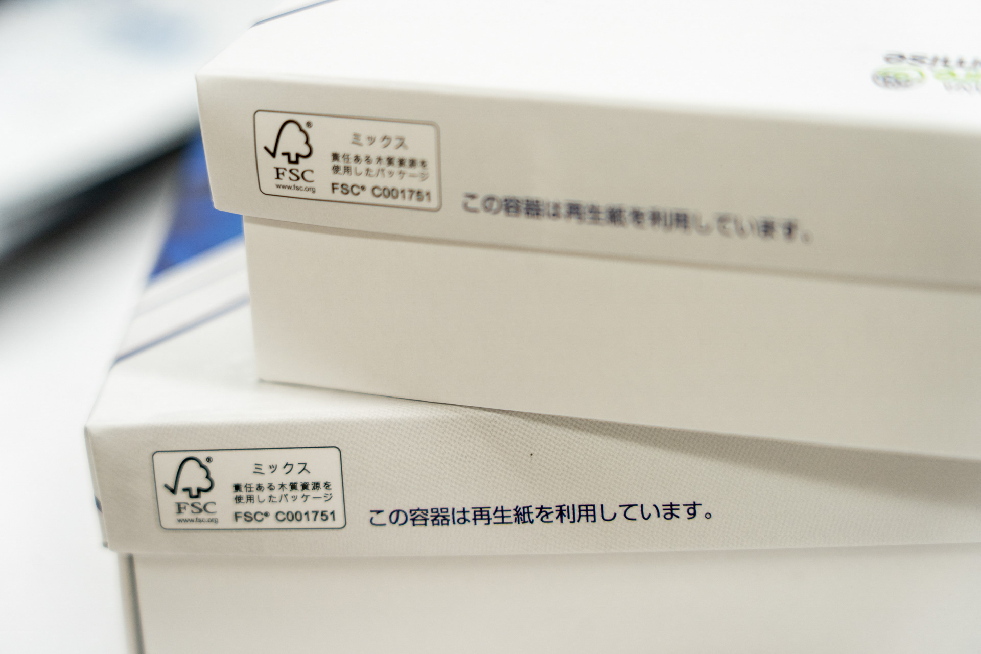 再生紙80％、バージン紙20％という割合の紙製容器