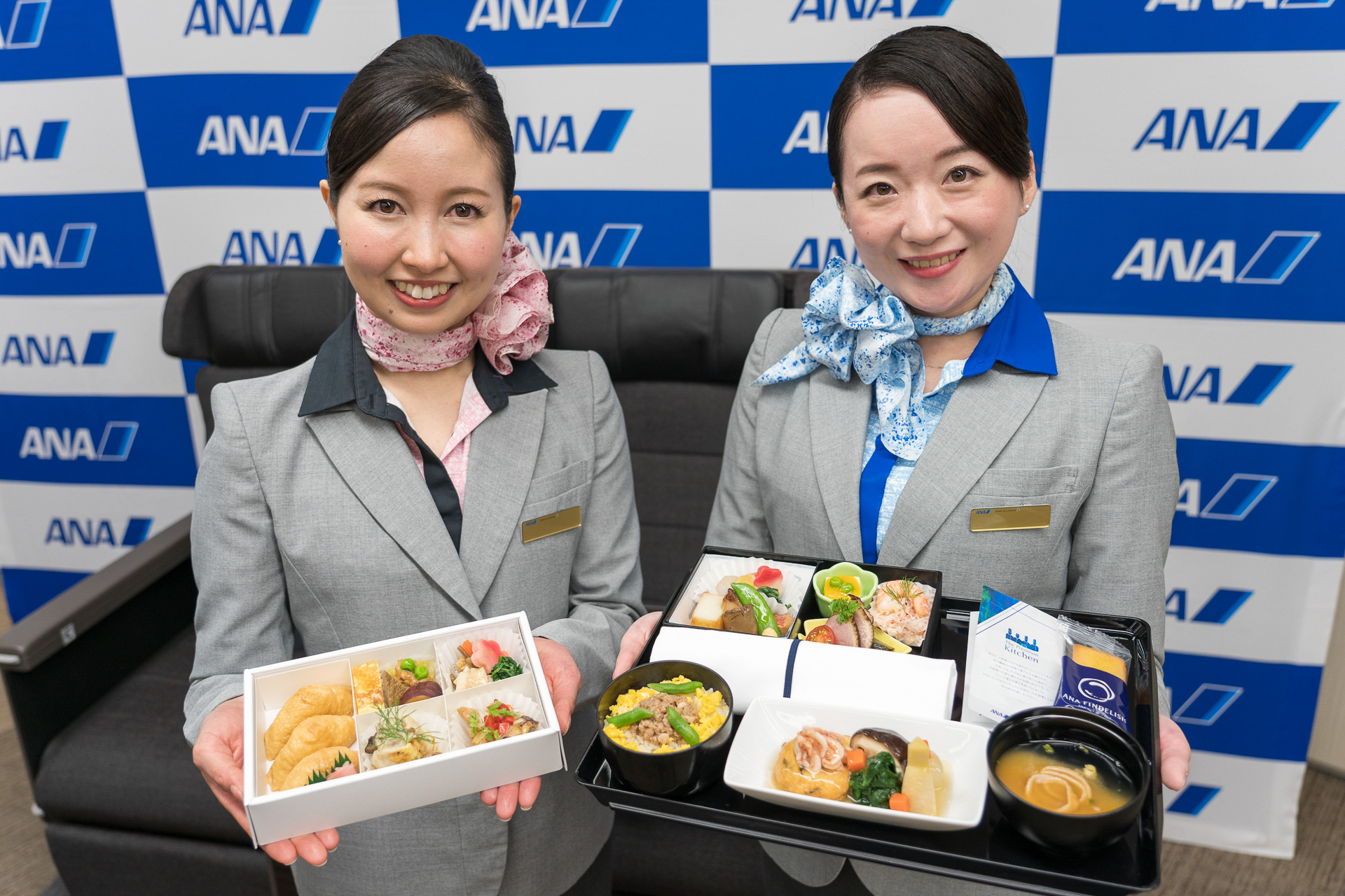 国内線プレミアムクラスの新機内食を手にする同社CA