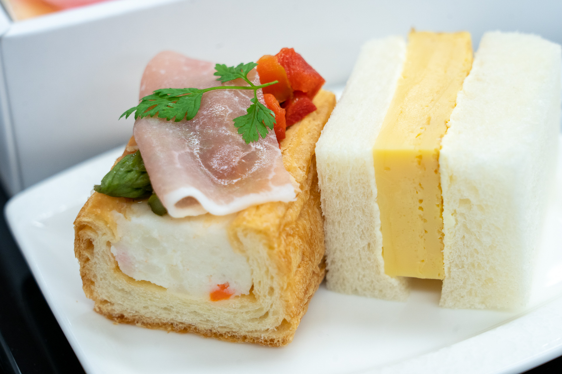 左は生ハムとポテトのデニッシュ。アスパラやパプリカなども乗っていてたくさんの食材が使われているのが分かる