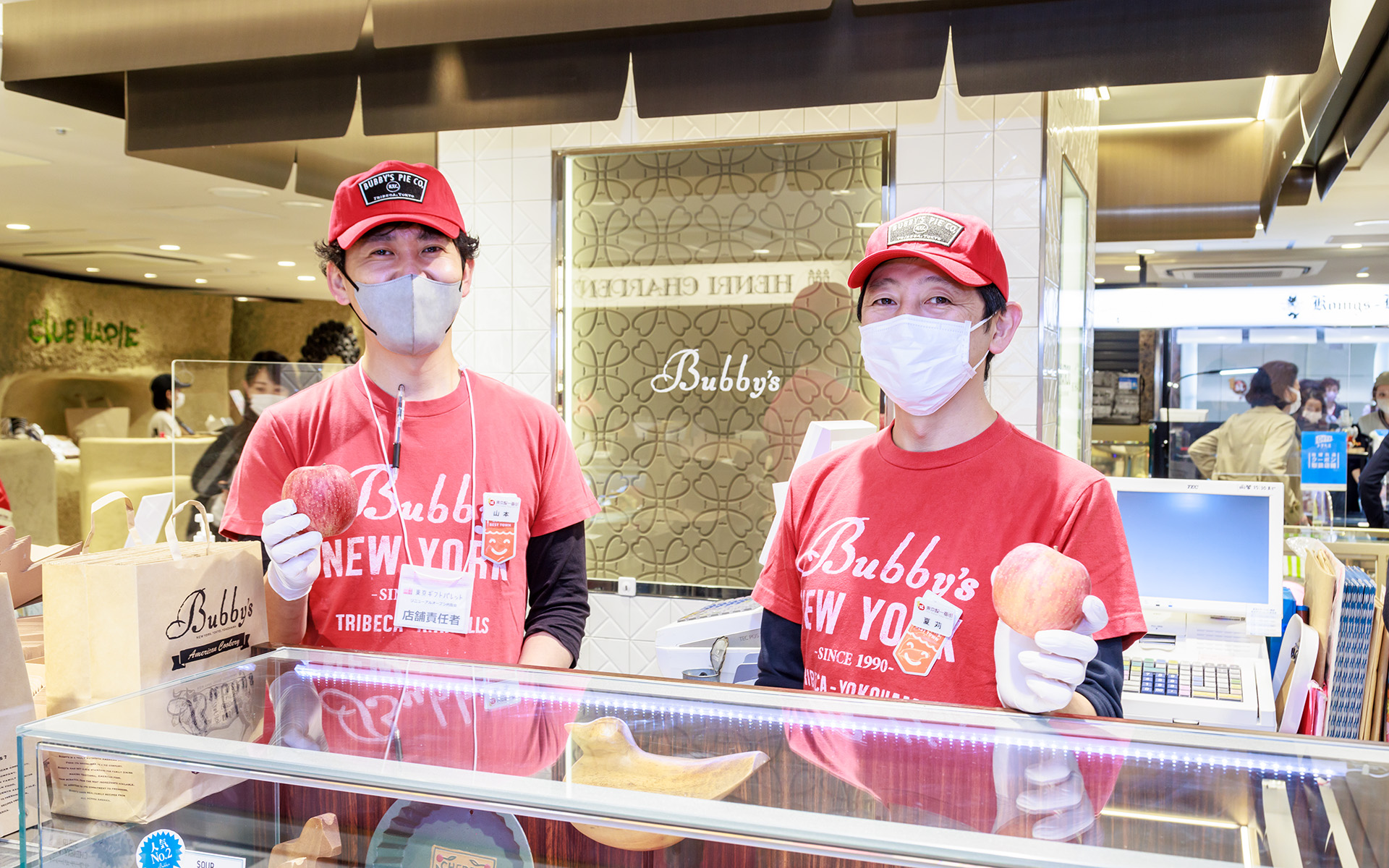 Bubby'sのショーケースには、マイルハイアップルパイなどさまざまなパイが並ぶ