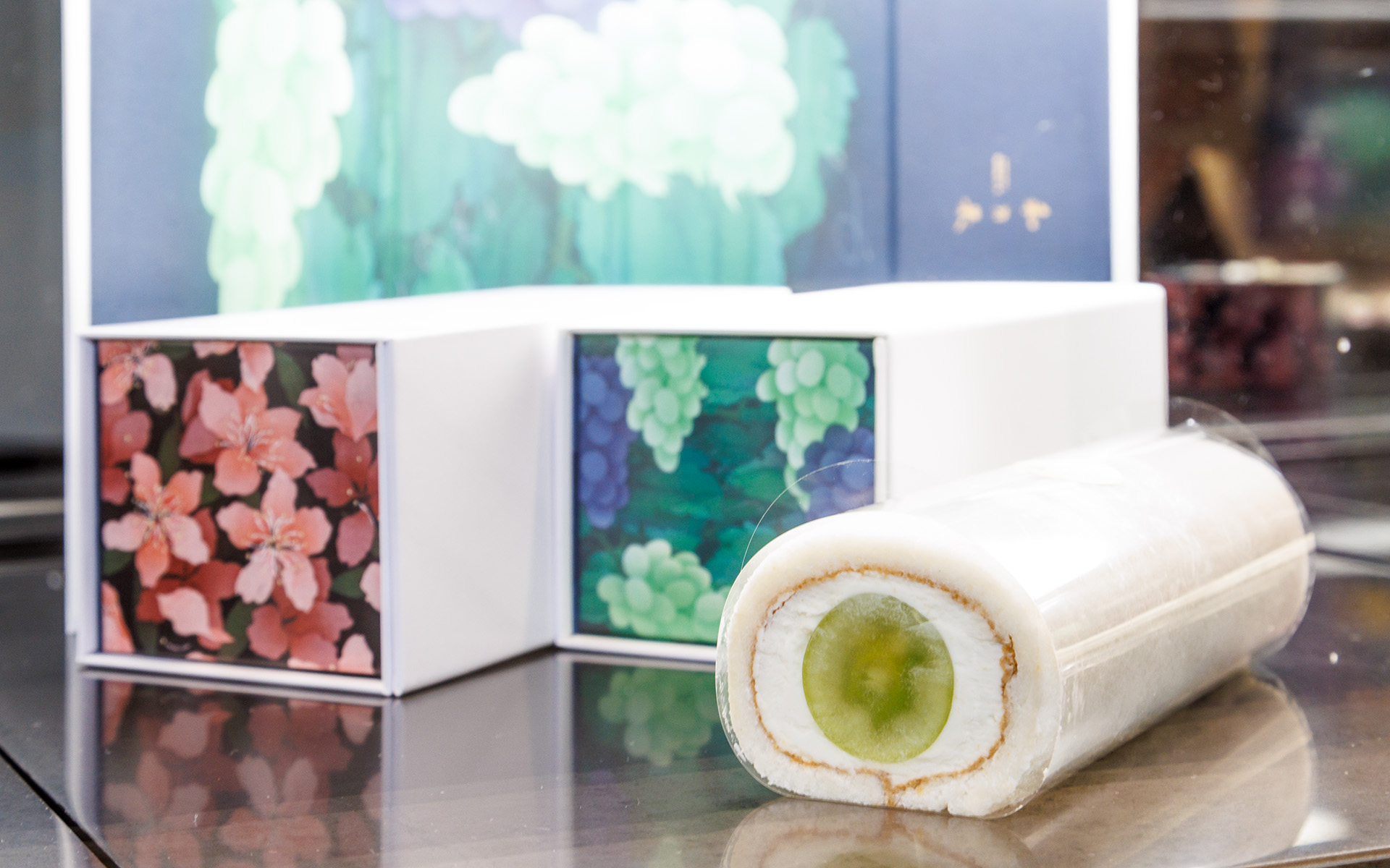 茉莉果（まりか）は米粉を使った白いジェノワーズと生クリームのロールケーキ。こちらはシャインマスカット（3300円）
