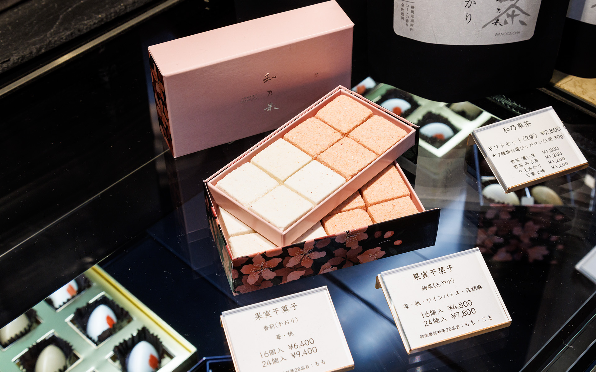 フリーズドライの果実をパウダーにして使った干菓子（16個入6400円など）