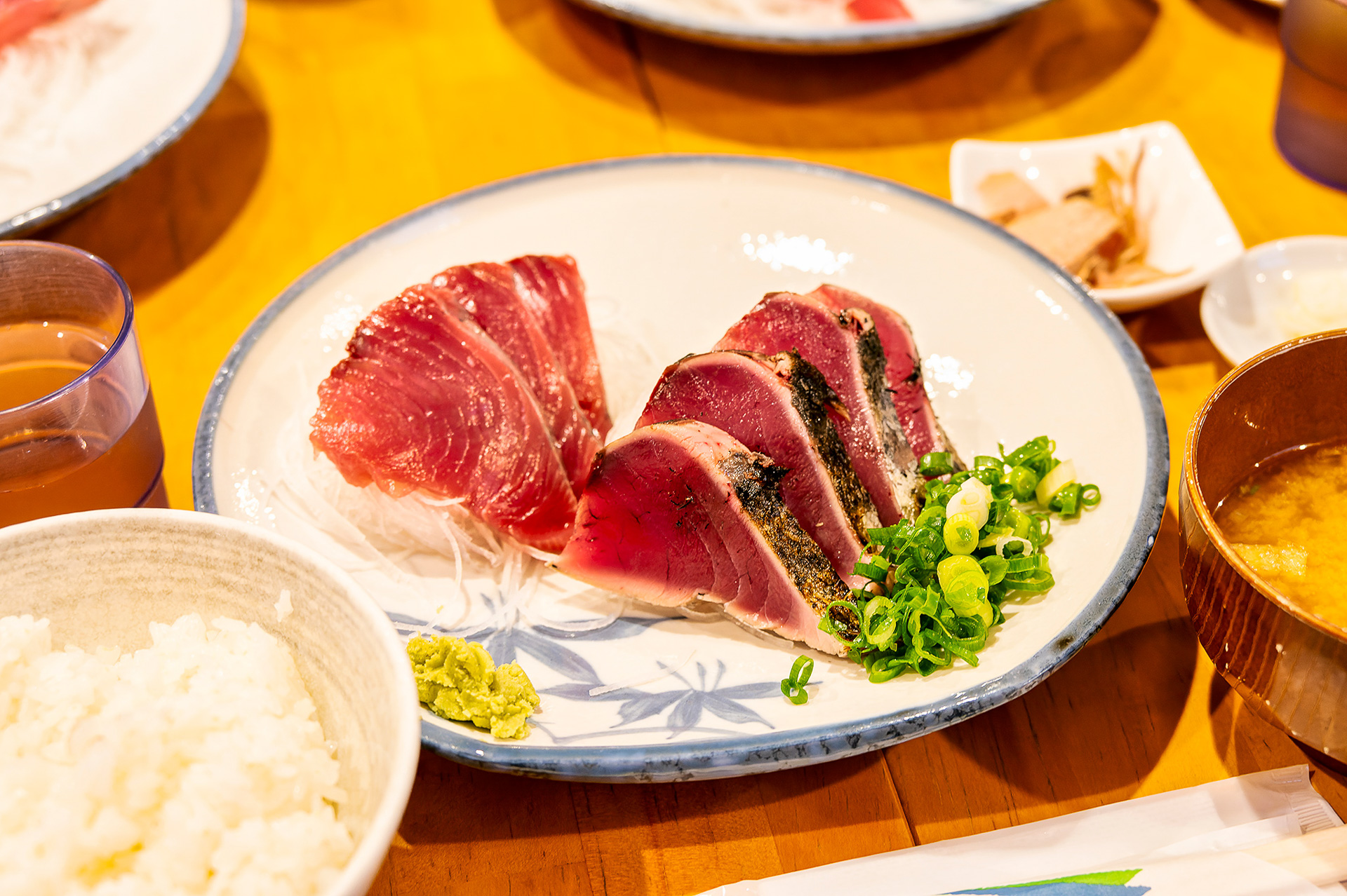 カツオの刺身とたたきの両方を味わう。鮮度抜群のカツオの旨さは想像以上だった