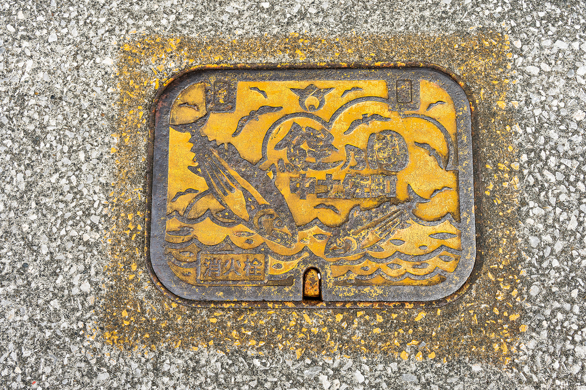 市場に行ったら地面にも要注目！　マンホールにもカツオがデザインされている