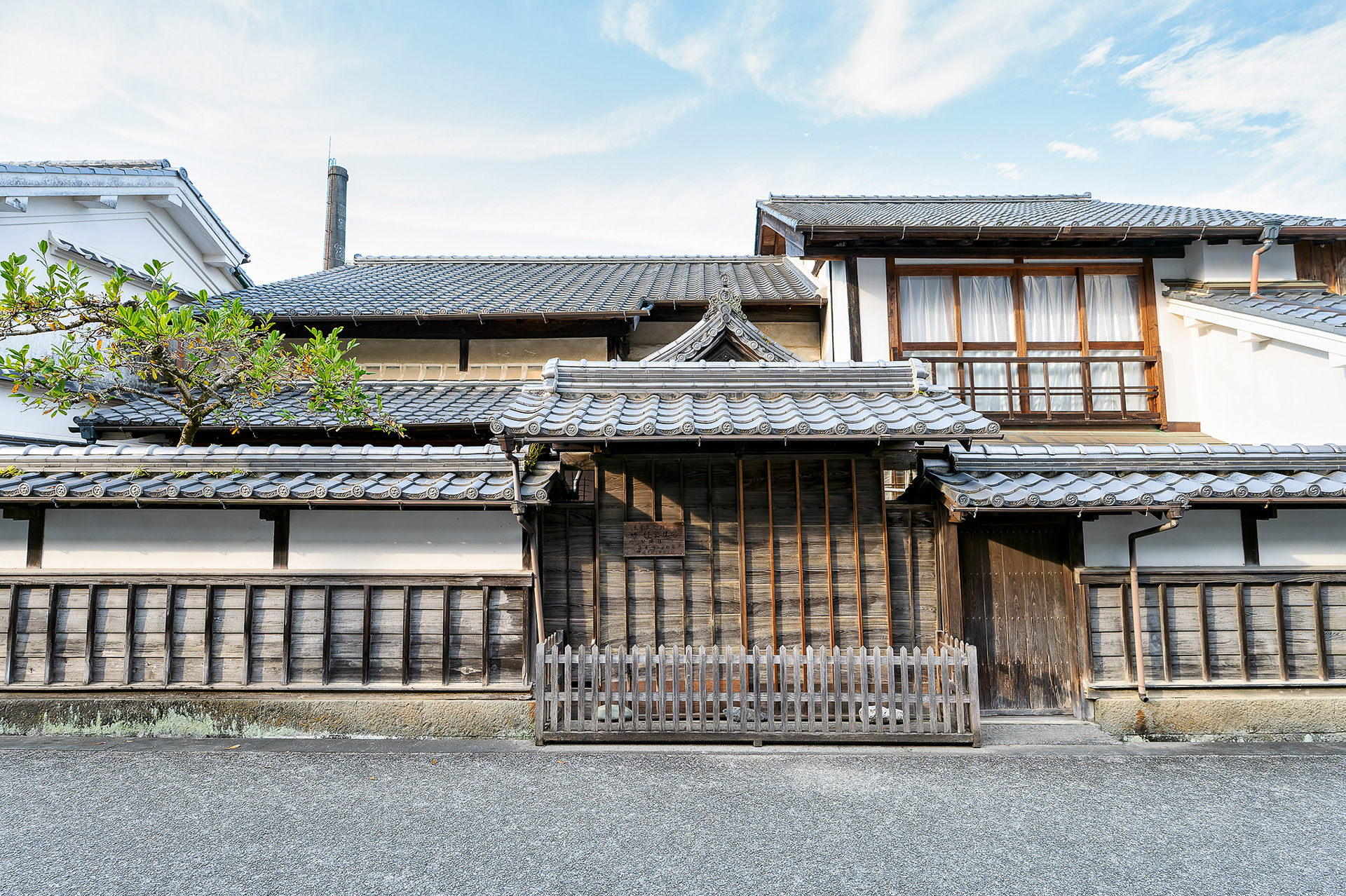 江戸時代から造り酒屋として栄えた竹村家。武家住宅に匹敵する格式高い造りになっている。国指定重要文化財に指定されている