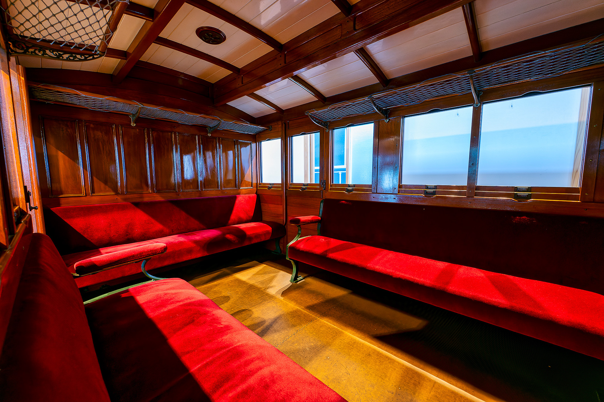 うえまち駅にはJR四国が2021年3月に佐川町へ無償譲渡した明治の客車「口481号」（準鉄道記念物）が展示されている