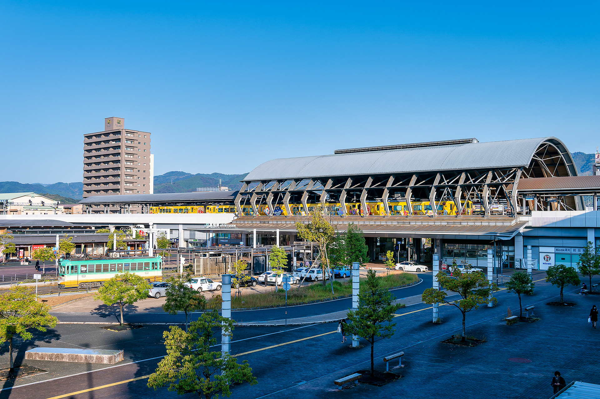 JR四国の高知駅のシンボル、大屋根は県立牧野植物園の牧野富太郎記念館の設計と同じく建築家の内藤廣氏が手がけている