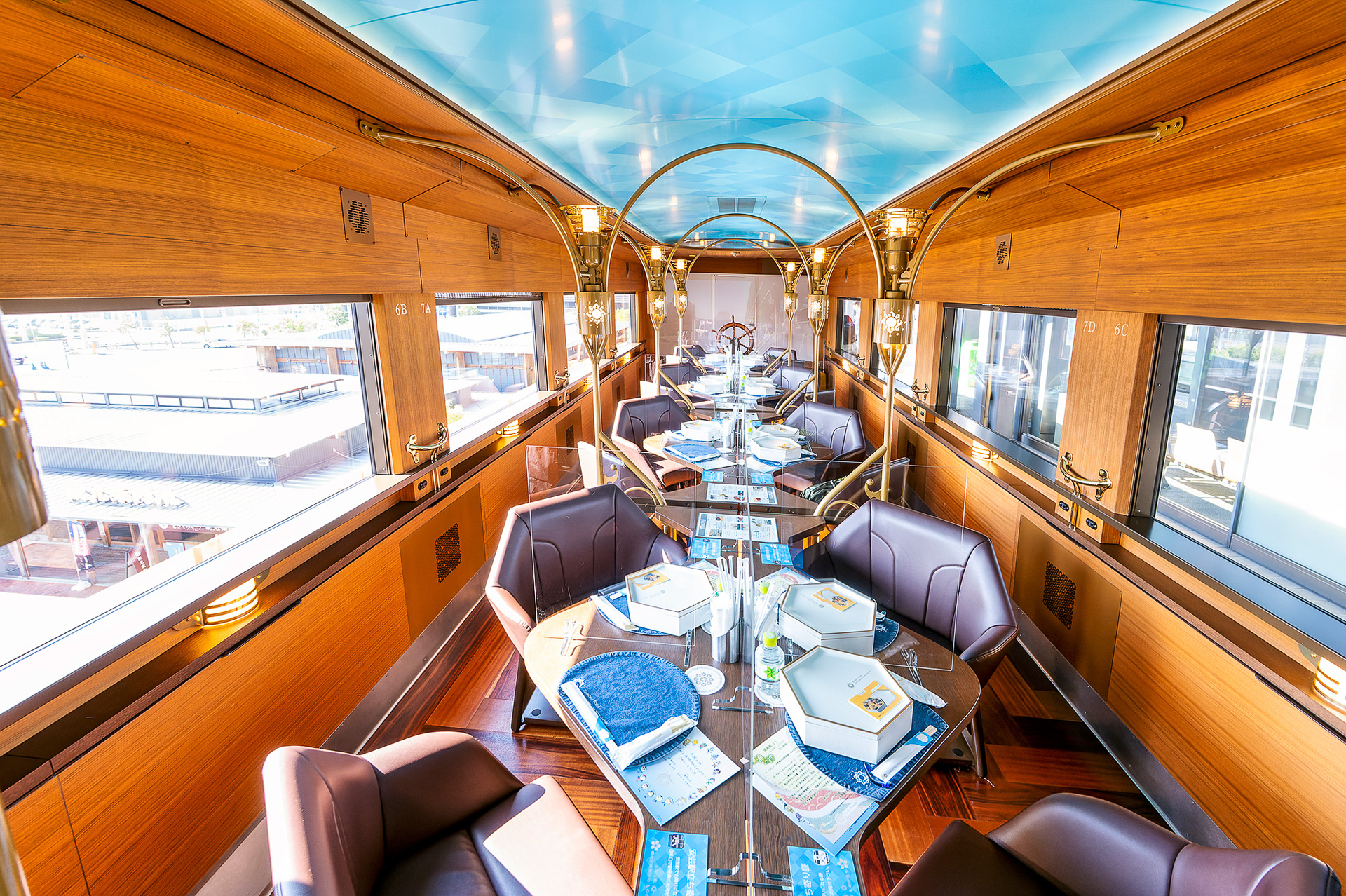 1号車「KUROFUNE」のBOX席を望む。天井は果てなき青空を表現。「志」を語りながら大海をゆく蒸気船をモチーフに19世紀末芸術を想起させるデザインになっている