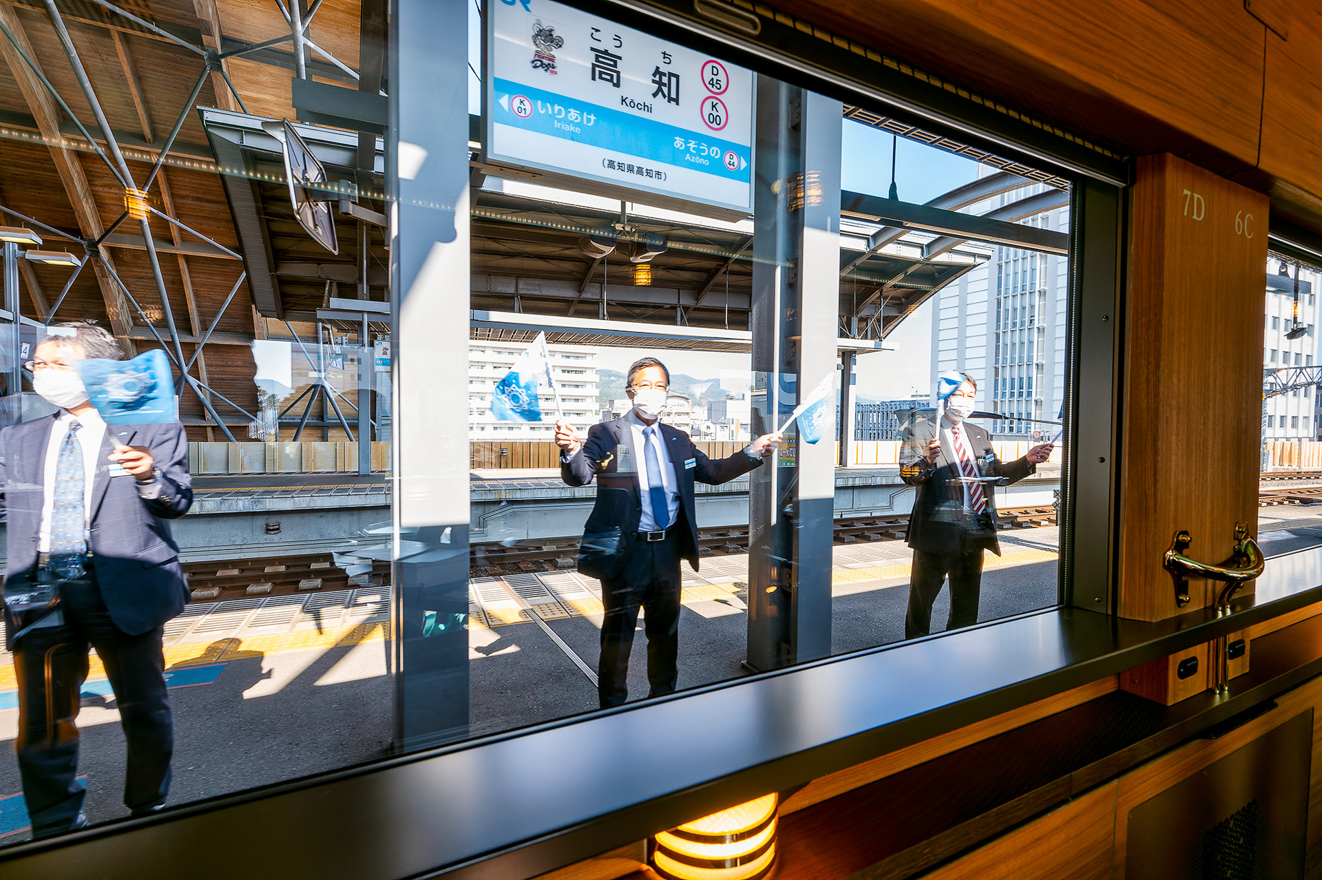車窓からは「志国土佐 時代の夜明けのものがたり 煌海の抄」に向かって手を振ってくれるシーンとたくさん遭遇する。地元の皆さんのあたたかいおもてなしの心が伝わってくる