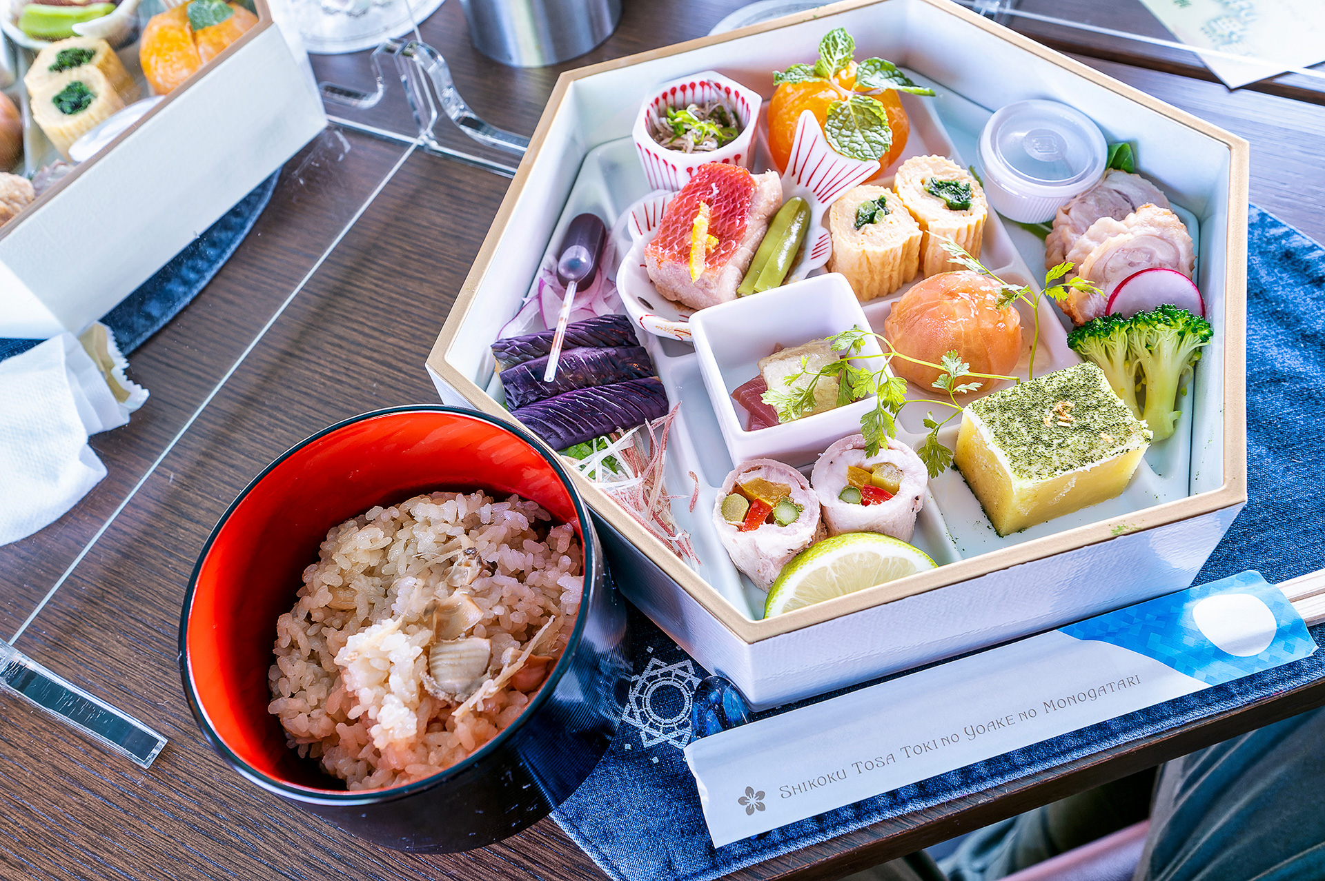 「志国土佐 時代の夜明けのものがたり 煌海の抄」の高知～奈半利間で提供されるのは「ひがしこうちの彩り御膳」。高知の老舗旅館「城西館」の和食 調理長が手がけた逸品