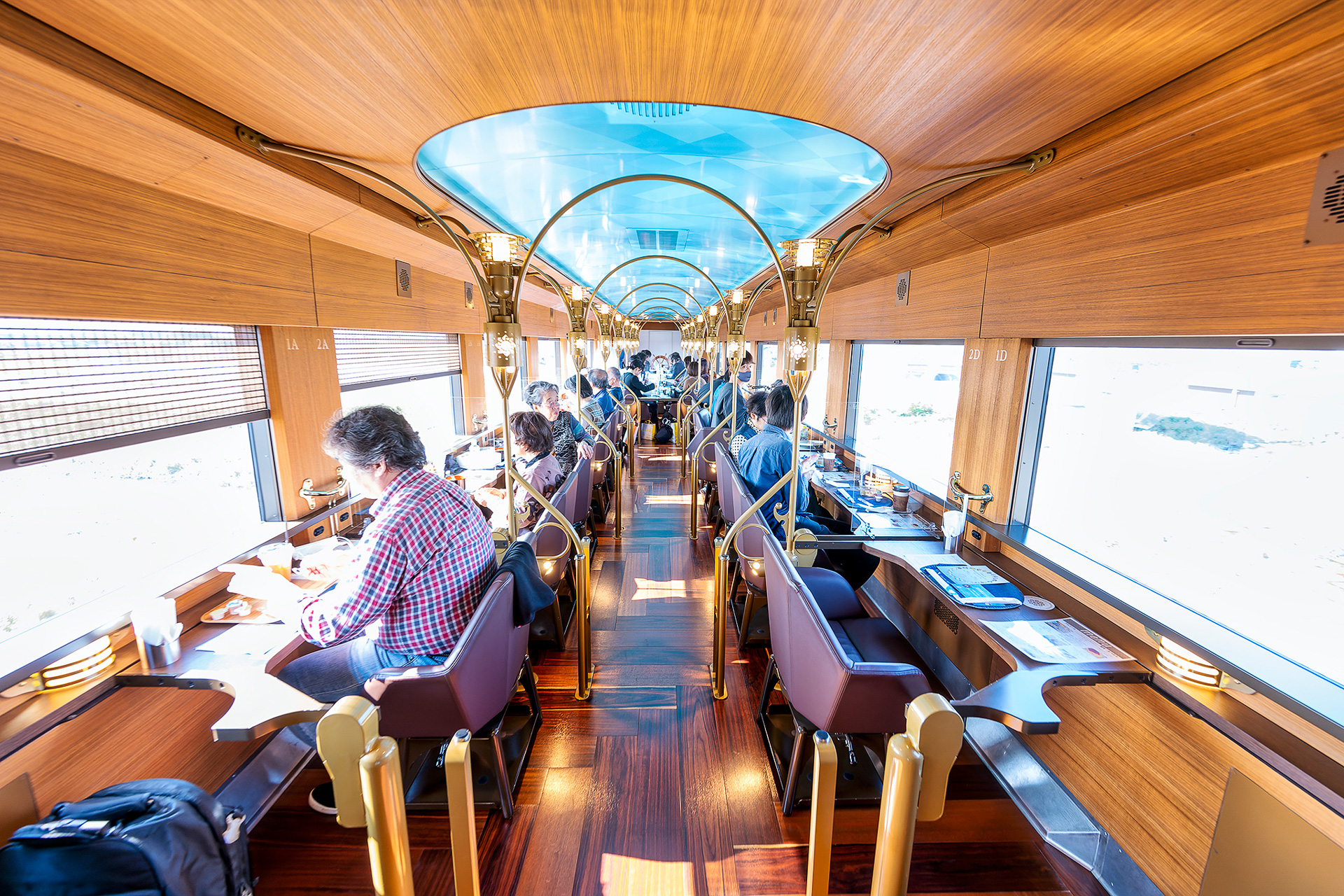 1号車「KUROFUNE」の座席部の全景。団らんシートとBOX席という構成