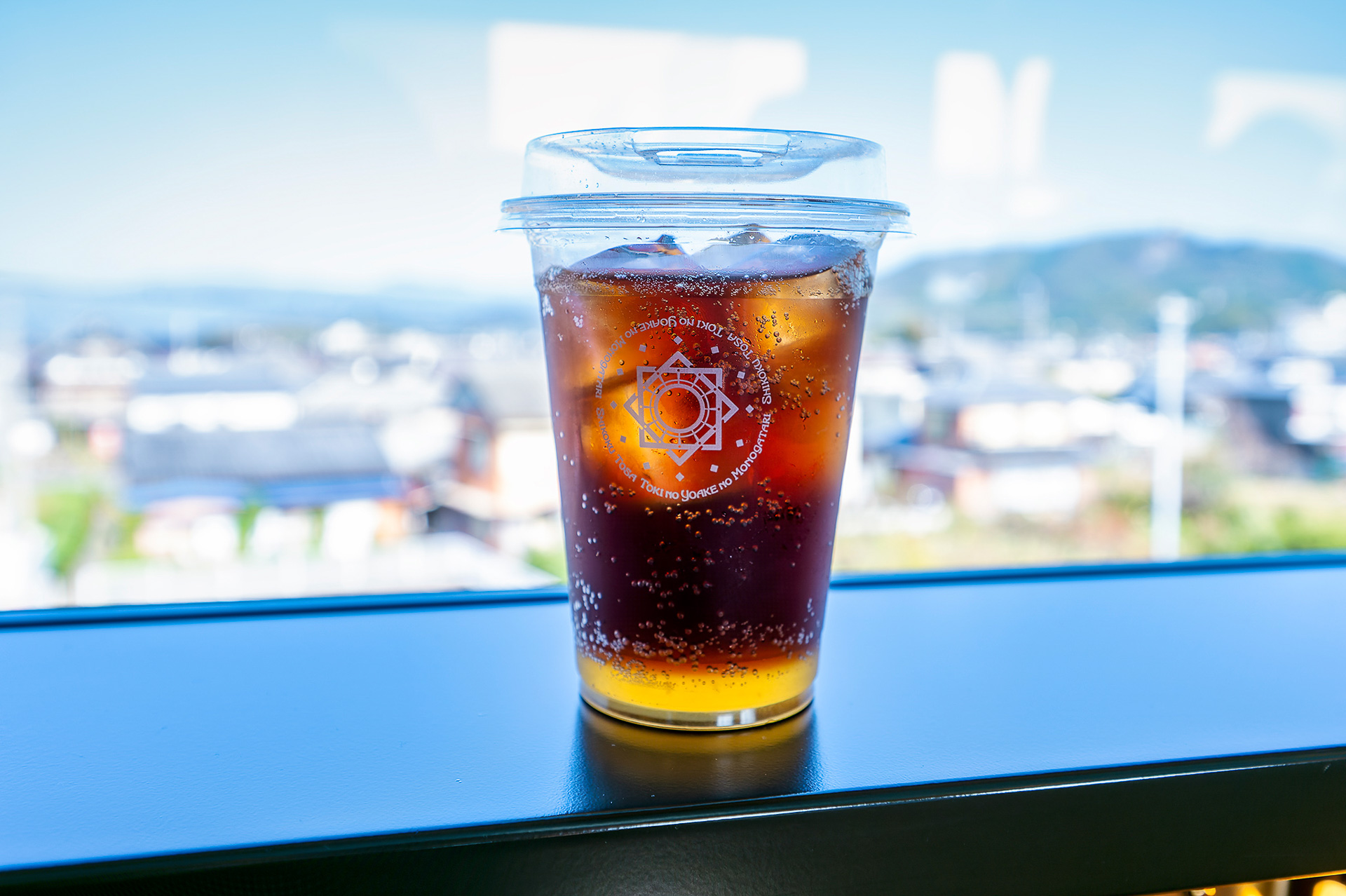 ドリンクやデザート、軽食などもオーダー可能。ノンアルコールカクテルの「KUROFUNE」にした。高知県産のゆずシロップとコーラのカクテルだ