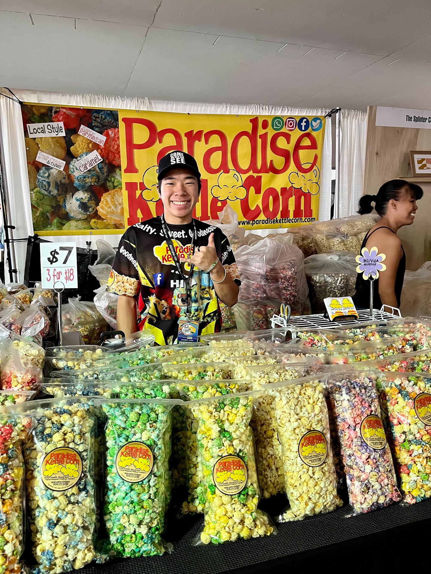 大人も子供も大好きなポップコーンはお土産やギフトに最適。多くに人がまとめ買いしていた