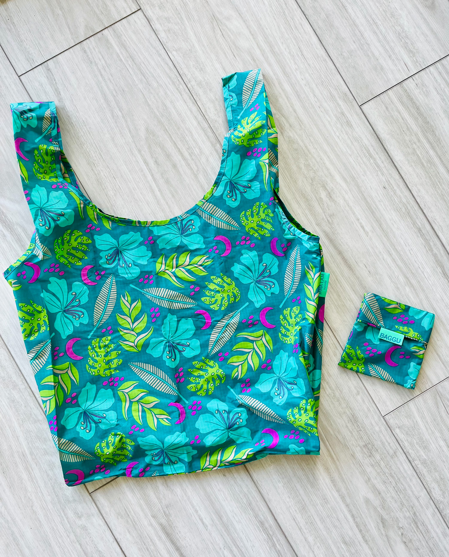 カリフォルニア発ブランド「BAGGU」とコラボしたエコバッグ（18ドル）。軽くて厚手の生地で使いやすい