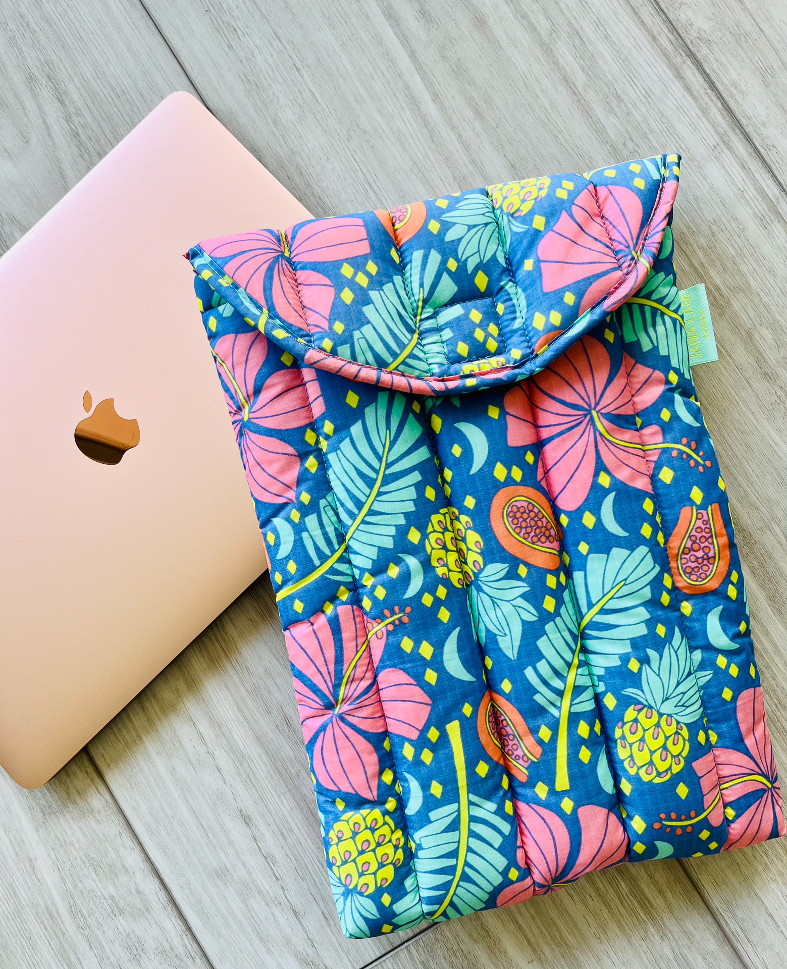 旅行や出張に愛用中のノートPCケース（38ドル）。現在オンラインで半額セールなのでギフト用にゲット