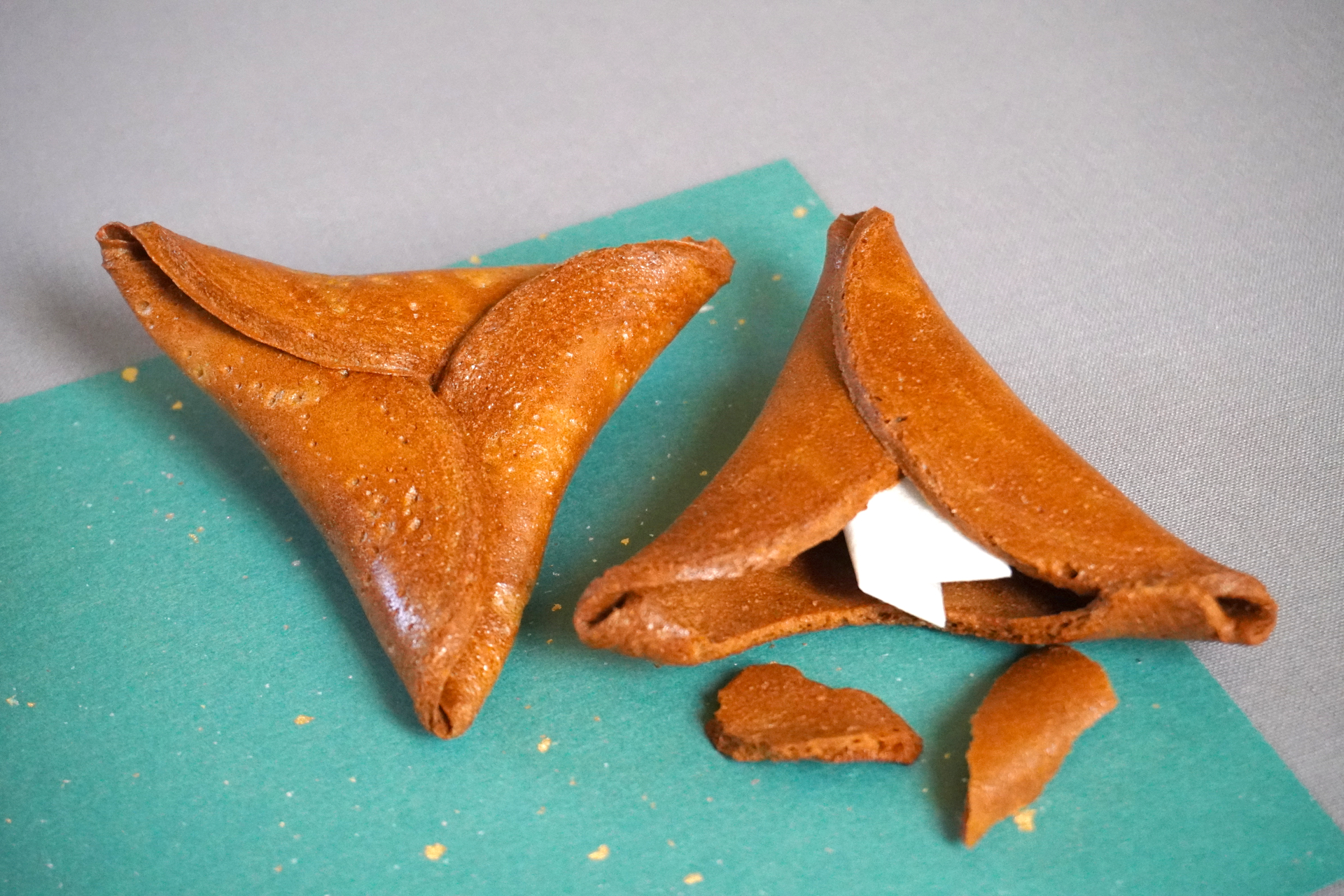 黒糖の風味が感じられる昔ながらの美味しさ。玩具は和紙に包まれた状態で入っています