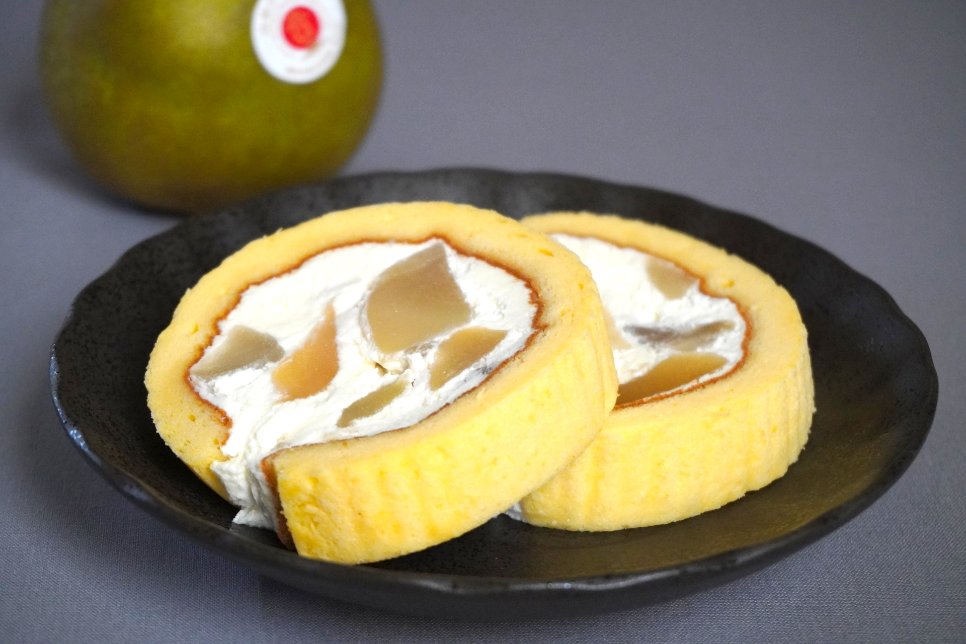 寒河江産ラ・フランスがごろごろ入った「ラ・フランスロール」。フルーツ生産のメッカで創業100年近くもお菓子を作ってきた老舗ならではの逸品