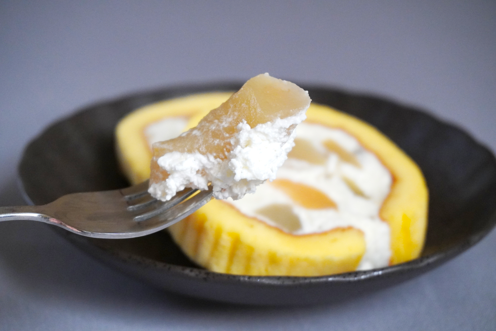 大ぶりにカットされたラ・フランスがたっぷり。上品な甘さの生クリームとスポンジ生地も美味